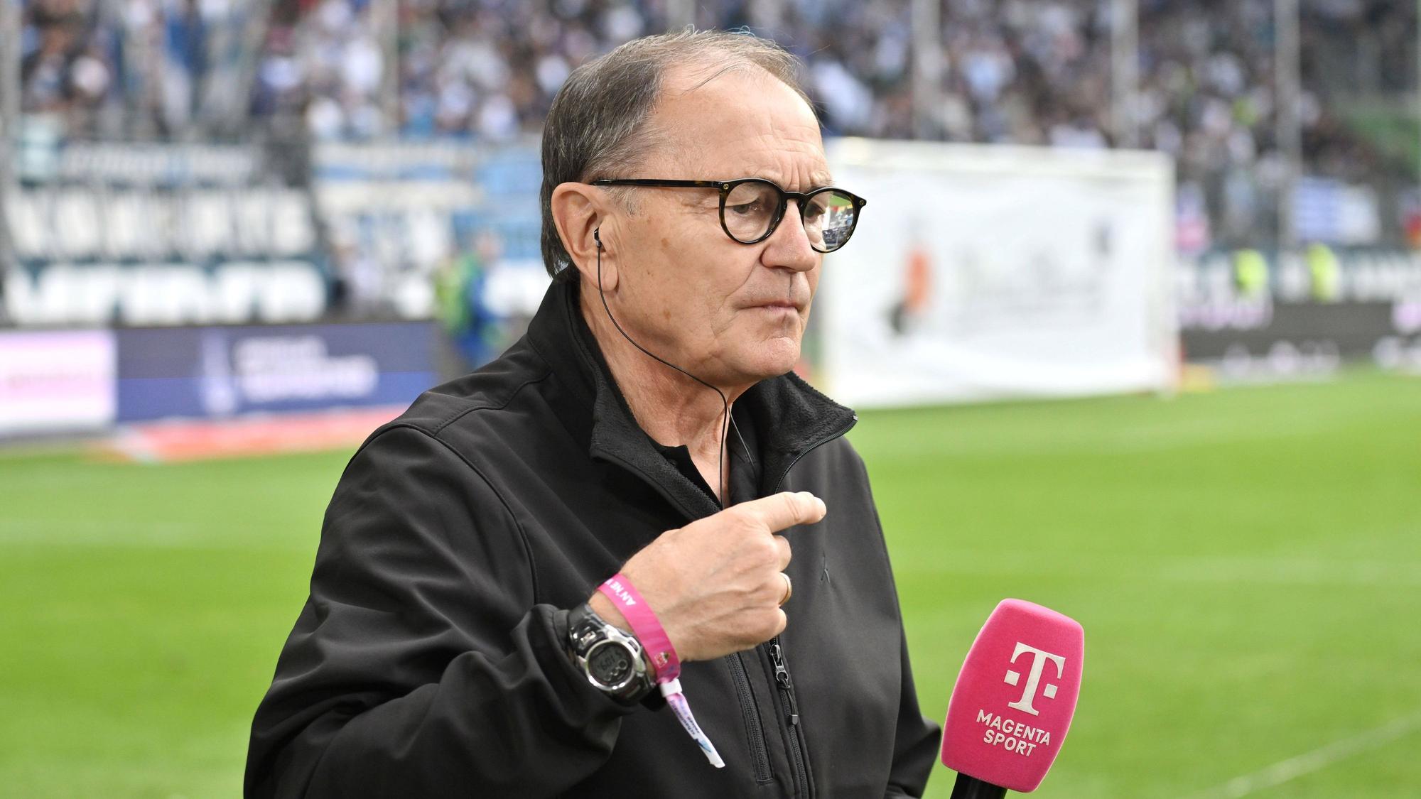 Ewald Lienen gestikuliert als TV-Experte bei MagentaTV.