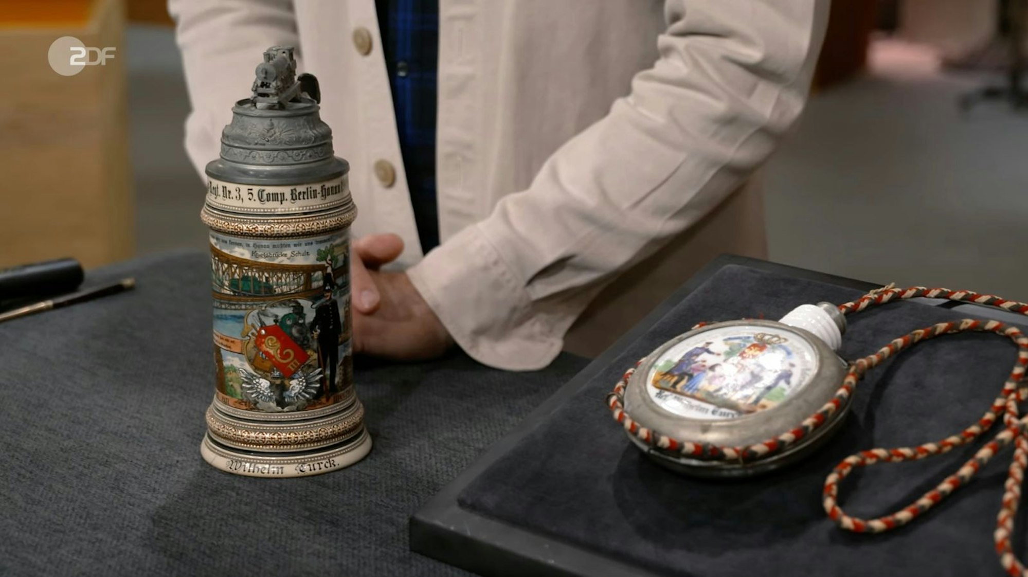 Reservistika (Krug und eine Feldflasche) um 1911 schätzte Experte Detlev Kümmel auf 450 bis 550 Euro. Für die Erinnerungsstücke aus der Reservistenzeit ihres Ur-Großvaters wünschten sich die Brüder 700 bis 750 Euro, doch im Händlerraum zahlte Christian Vechtel nur 400 Euro für beide Stücke.
(Bild: ZDF)