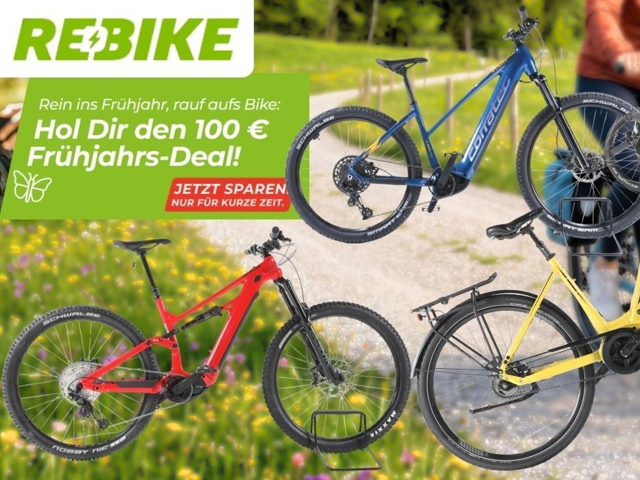 Werbebild von Rebike mit vier E-Bikes in verschiedenen Farben (Rot, Blau, Gelb, Hellblau) vor einer frühlingshaften Wiesen- und Naturlandschaft. Links oben das grüne Rebike-Logo sowie ein grünes Textbanner mit der Aufschrift „Hol Dir den 100 € Frühjahrs-Deal! Jetzt sparen. Nur für kurze Zeit." Im Hintergrund ist eine Person auf einem E-Bike zu sehen.