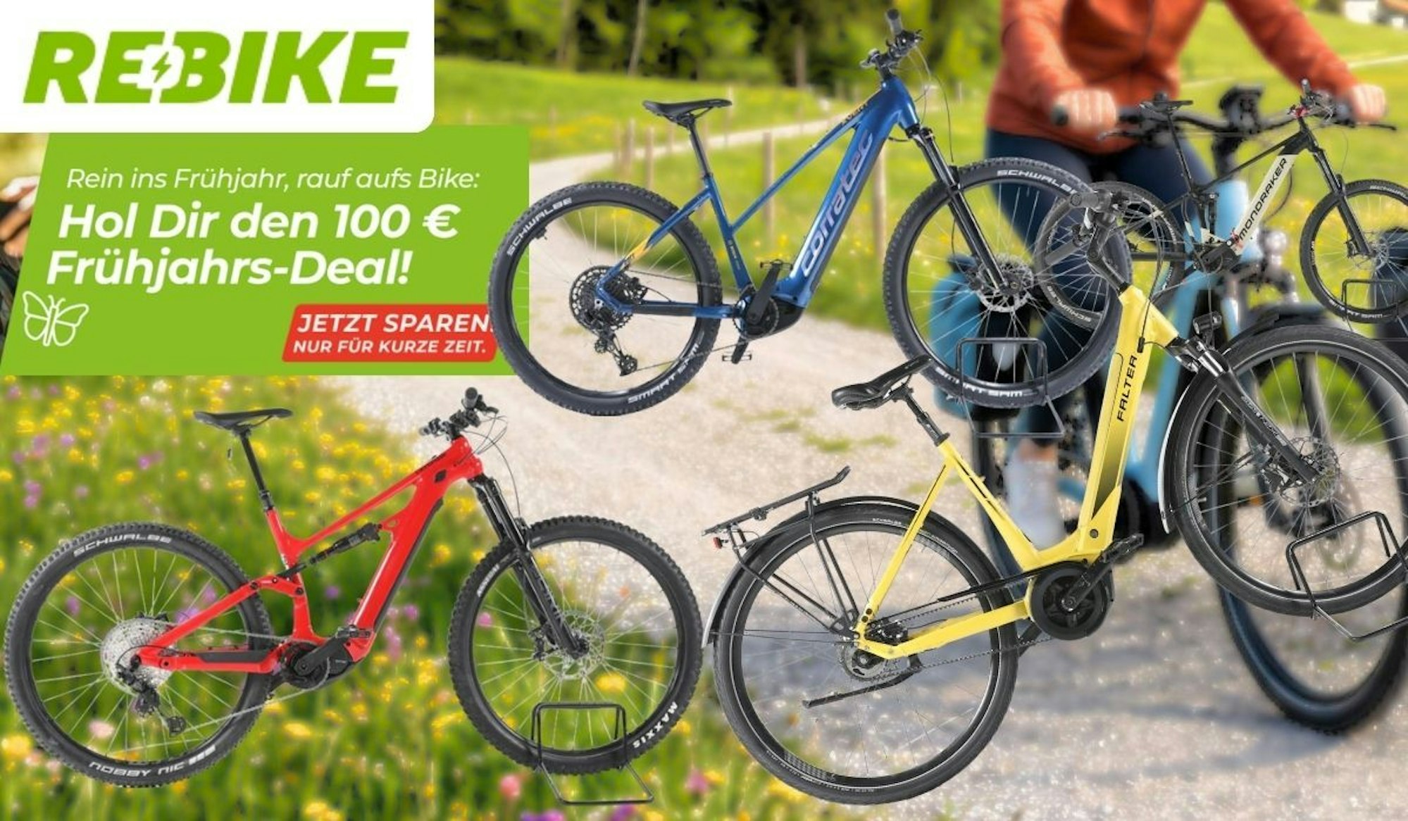 Werbebild von Rebike mit vier E-Bikes in verschiedenen Farben (Rot, Blau, Gelb, Hellblau) vor einer frühlingshaften Wiesen- und Naturlandschaft. Links oben das grüne Rebike-Logo sowie ein grünes Textbanner mit der Aufschrift „Hol Dir den 100 € Frühjahrs-Deal! Jetzt sparen. Nur für kurze Zeit." Im Hintergrund ist eine Person auf einem E-Bike zu sehen.
