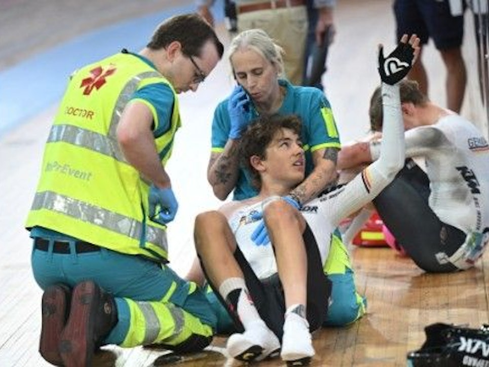 Moritz Mauss liegt nach einem Sturz schwer verletzt am Boden