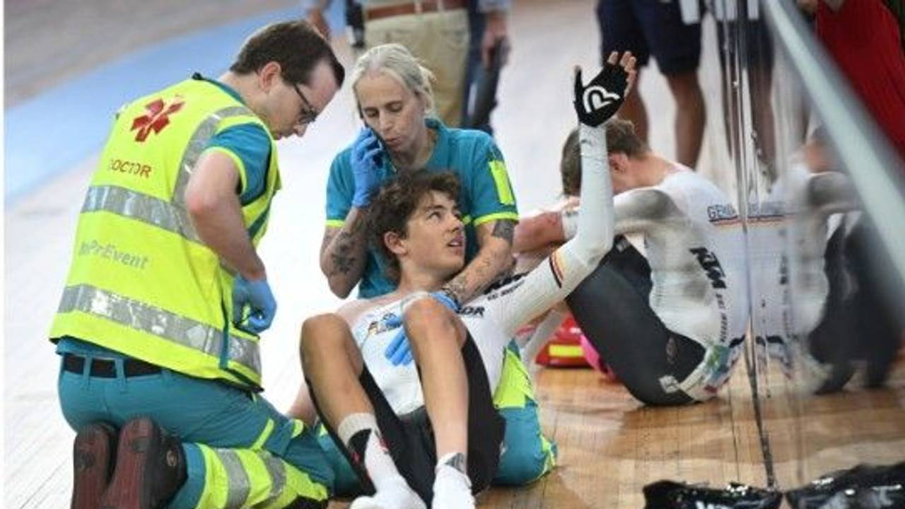 Moritz Mauss liegt nach einem Sturz schwer verletzt am Boden