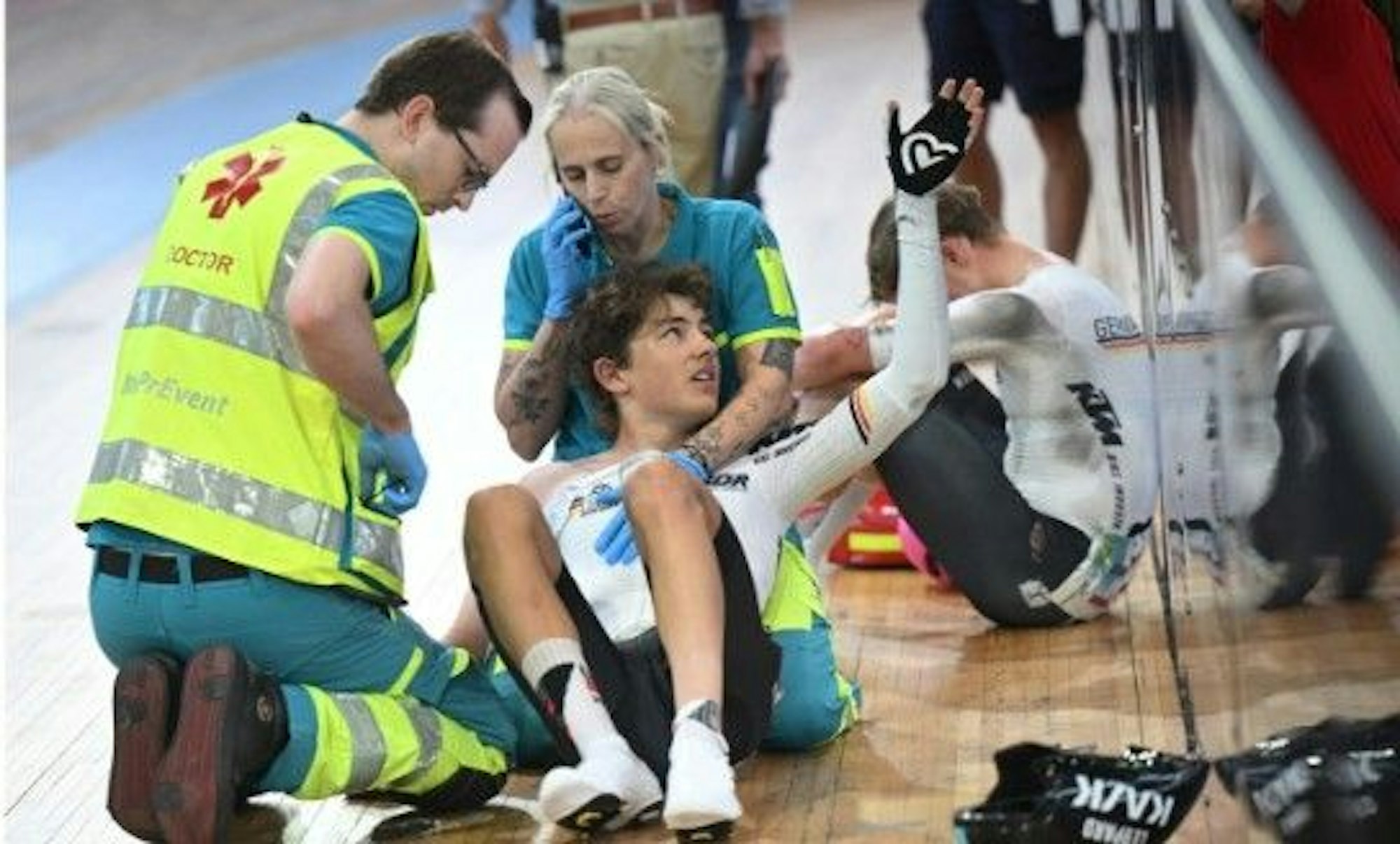 Moritz Mauss liegt nach einem Sturz schwer verletzt am Boden