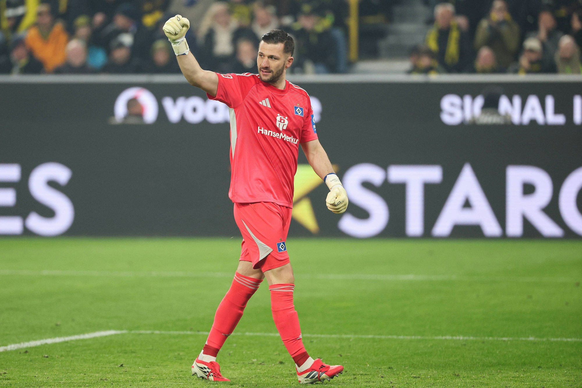 1. Bundesliga - Borussia Dortmund - Hamburger SV am 21.03.2026 im Signal Iduna Park in Dortmund Torwart Daniel Heuer Fernandes Hamburg 1 jubelt und freut sich *** 1 Bundesliga Borussia Dortmund Hamburger SV on 21 03 2026 at Signal Iduna Park in Dortmund Goalkeeper Daniel Heuer Fernandes Hamburg 1 cheers and is happy MH