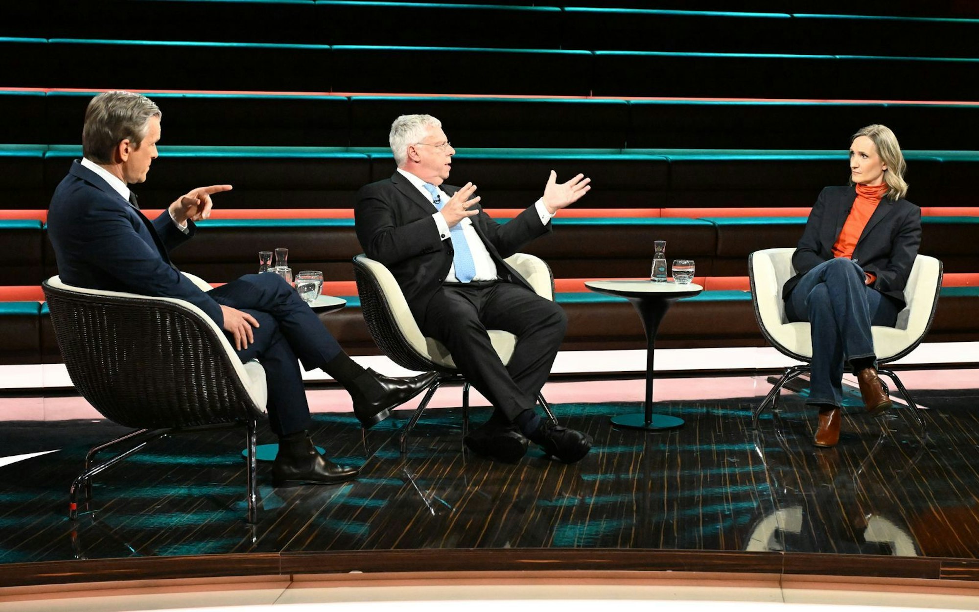 CDU-Politiker Jürgen Hardt (Mitte) machte sich am Dienstag für Israel stark, während Nahost-Expertin Kristin Helberg deutsche Waffenlieferungen verurteilte. (Bild: ZDF / Cornelia Lehmann)