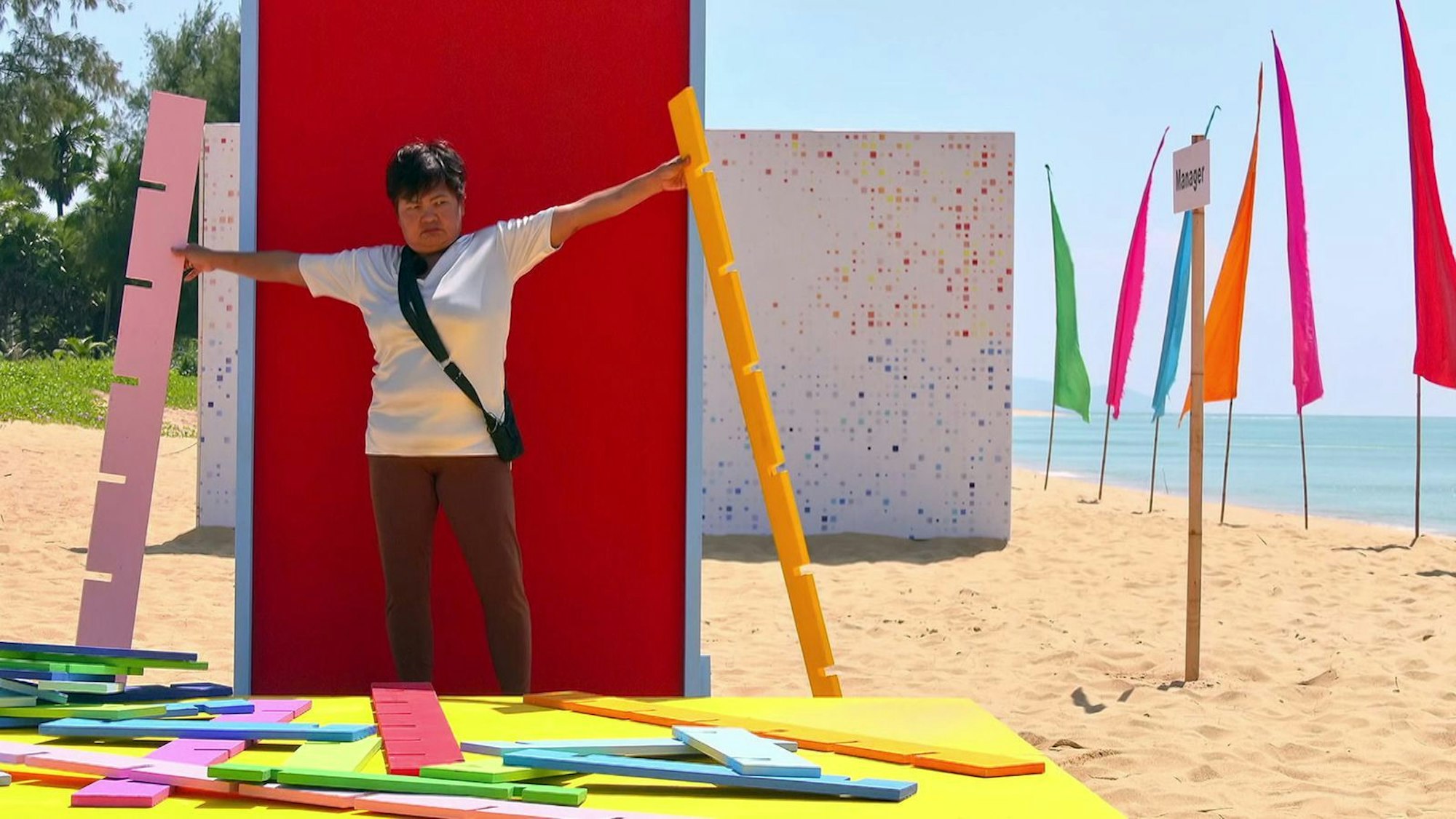 Die „Karriereleiter“ korrekt fertig zu bauen, schaffen weder Narumol (Bild) noch die anderen Stars. (Bild: RTLZWEI)