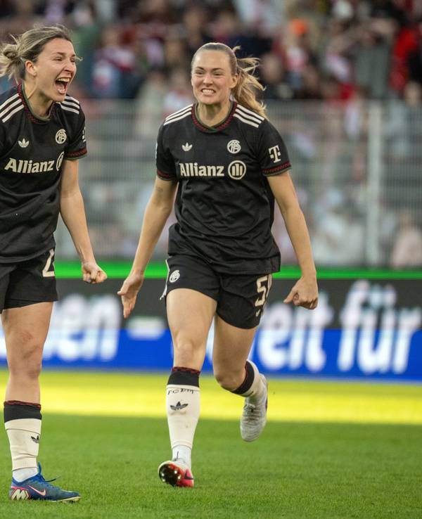 Barbara Dunst (l.) und Magdalena Eriksson beim Spiel des FC Bayern gegen Union Berlin.