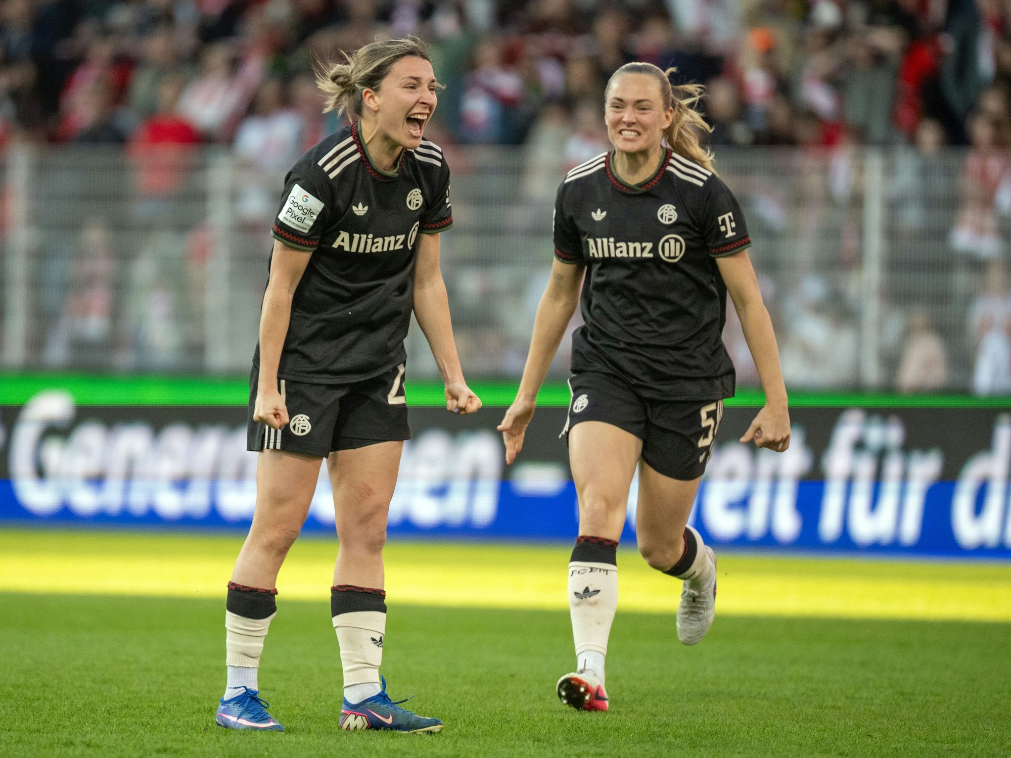 Barbara Dunst (l.) und Magdalena Eriksson beim Spiel des FC Bayern gegen Union Berlin.