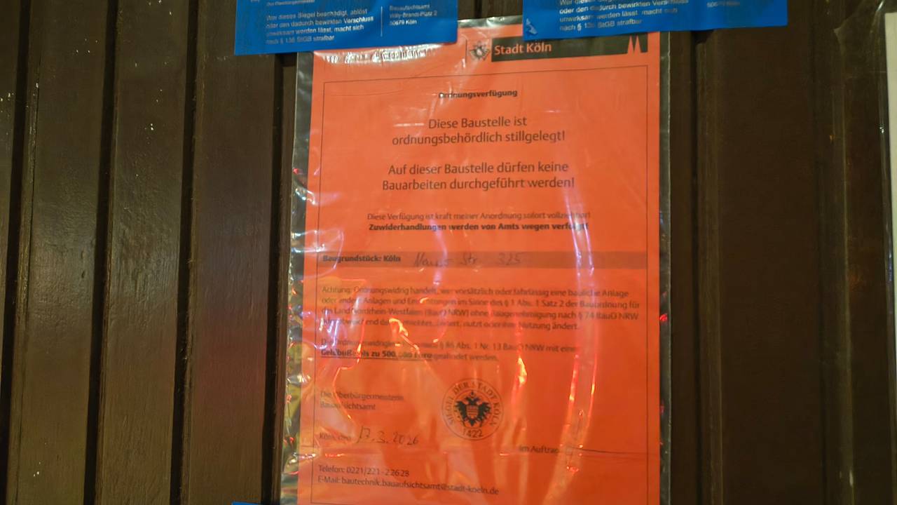 Dieser rote Zettel hängt an der Tür – die Baustelle im Hinterhof auf der Neusser Straße wurde von der Stadt stillgelegt.