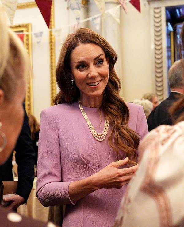 Prinzessin Kate unterhält sich mit Frauen.