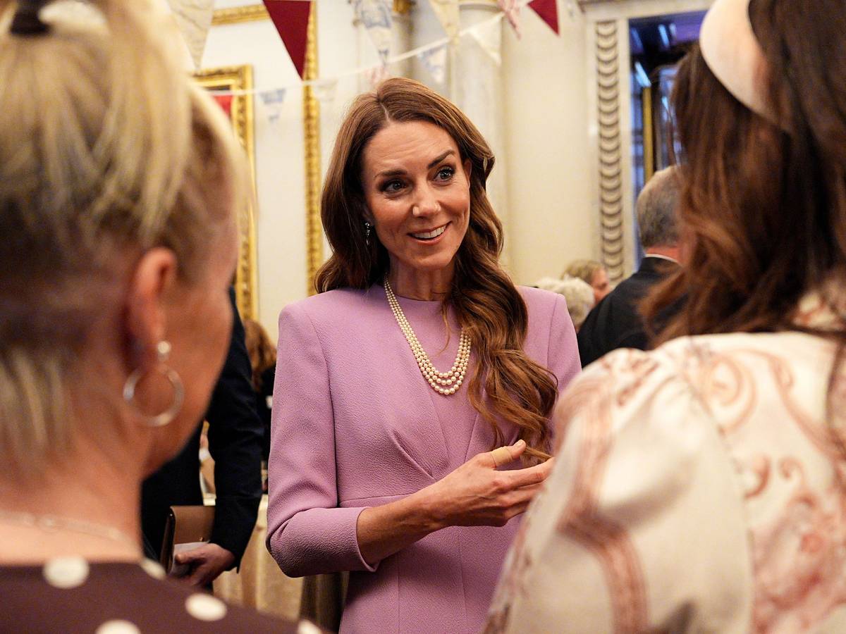 Prinzessin Kate unterhält sich mit Frauen.