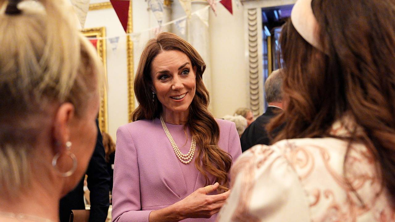 Prinzessin Kate unterhält sich mit Frauen.