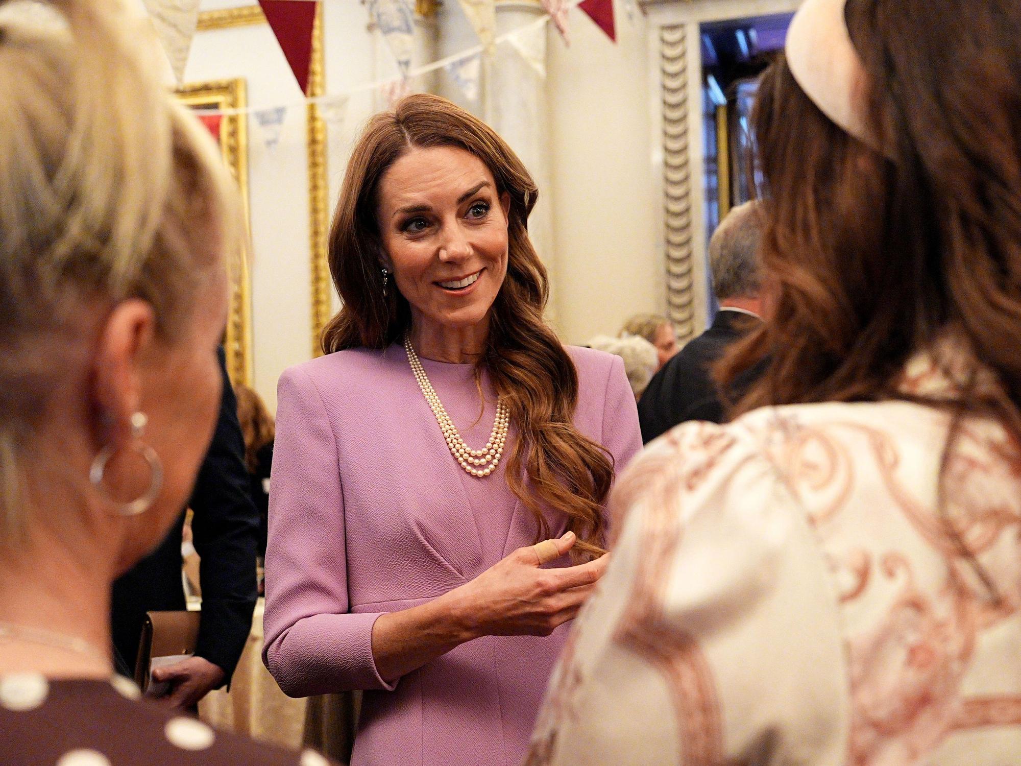 Prinzessin Kate unterhält sich mit Frauen.