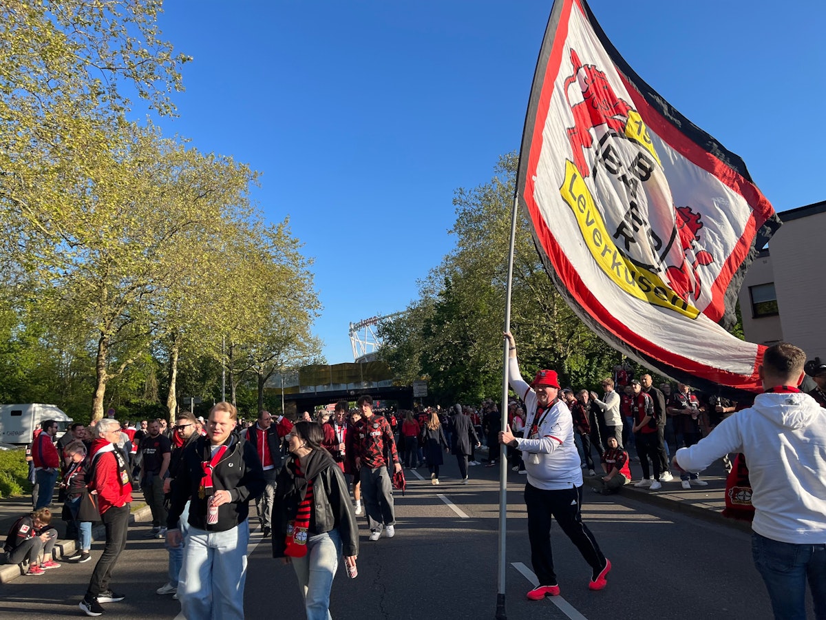 Hunderte Fans waren zum Busempfang auf die Bismarckstraße gekommen.