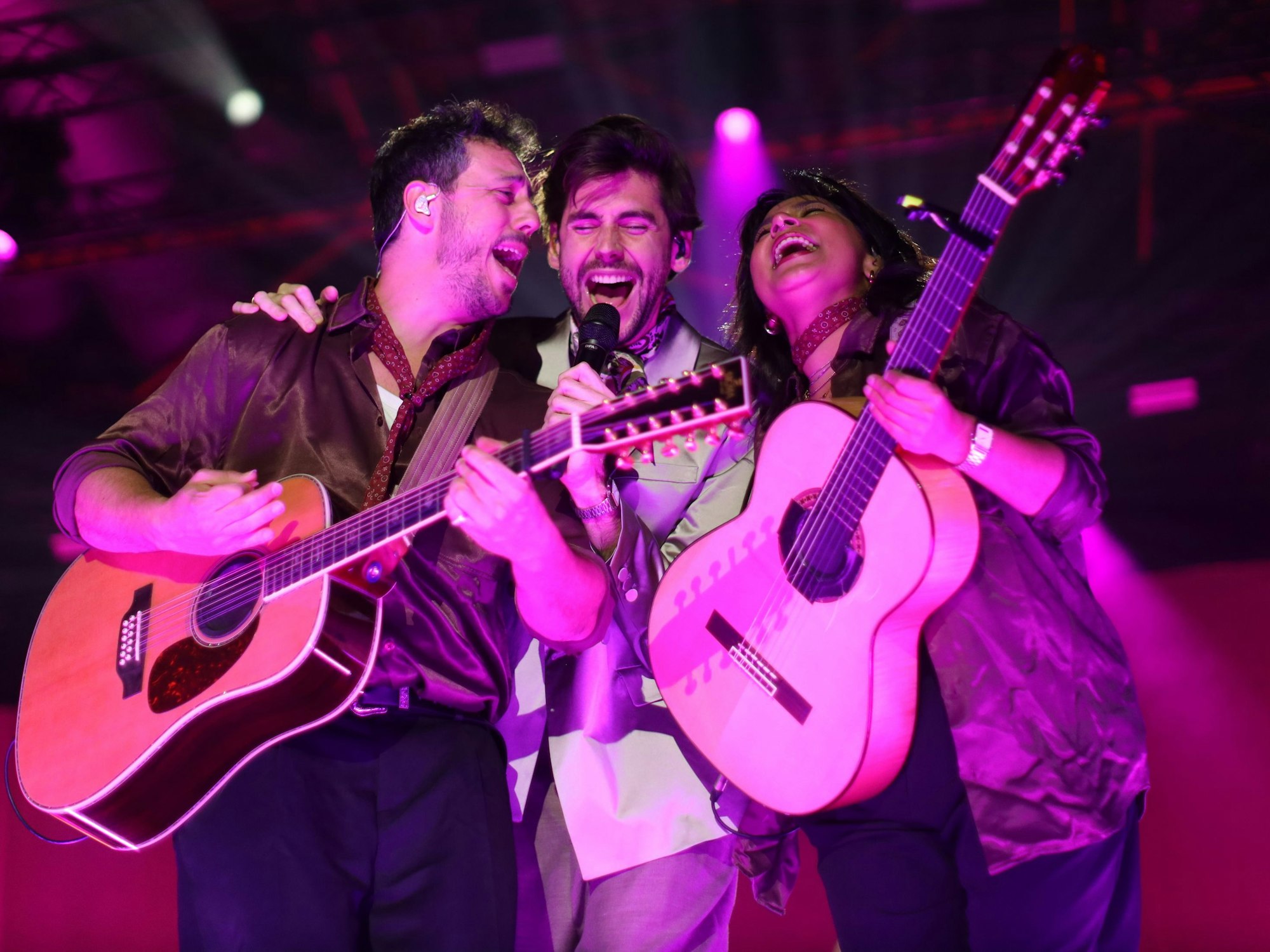 Alvaro Soler steht mit seinen Gitarristen auf der Bühne.