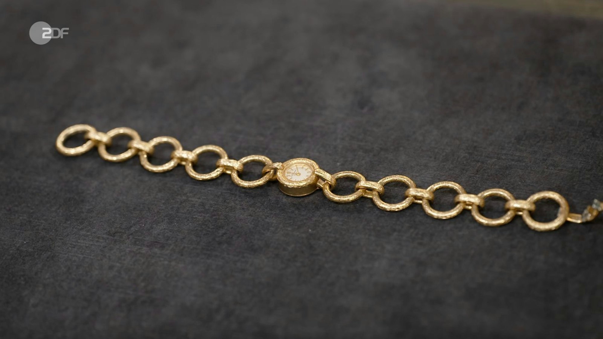 Horz erkannte sofort die Marke Chopard - eine renommierte Manufaktur aus der Schweiz. Auch Lichter war beeindruckt und staunte, als er den großen Namen hörte. Horz datierte die Uhr aus 750er Gold auf die Zeit um 1960. Hintergrund: 1963 wurde Chopard vom Pforzheimer Karl Scheufele übernommen und laut Zertifikat war diese Uhr vorher entstanden. (Bild: ZDF)