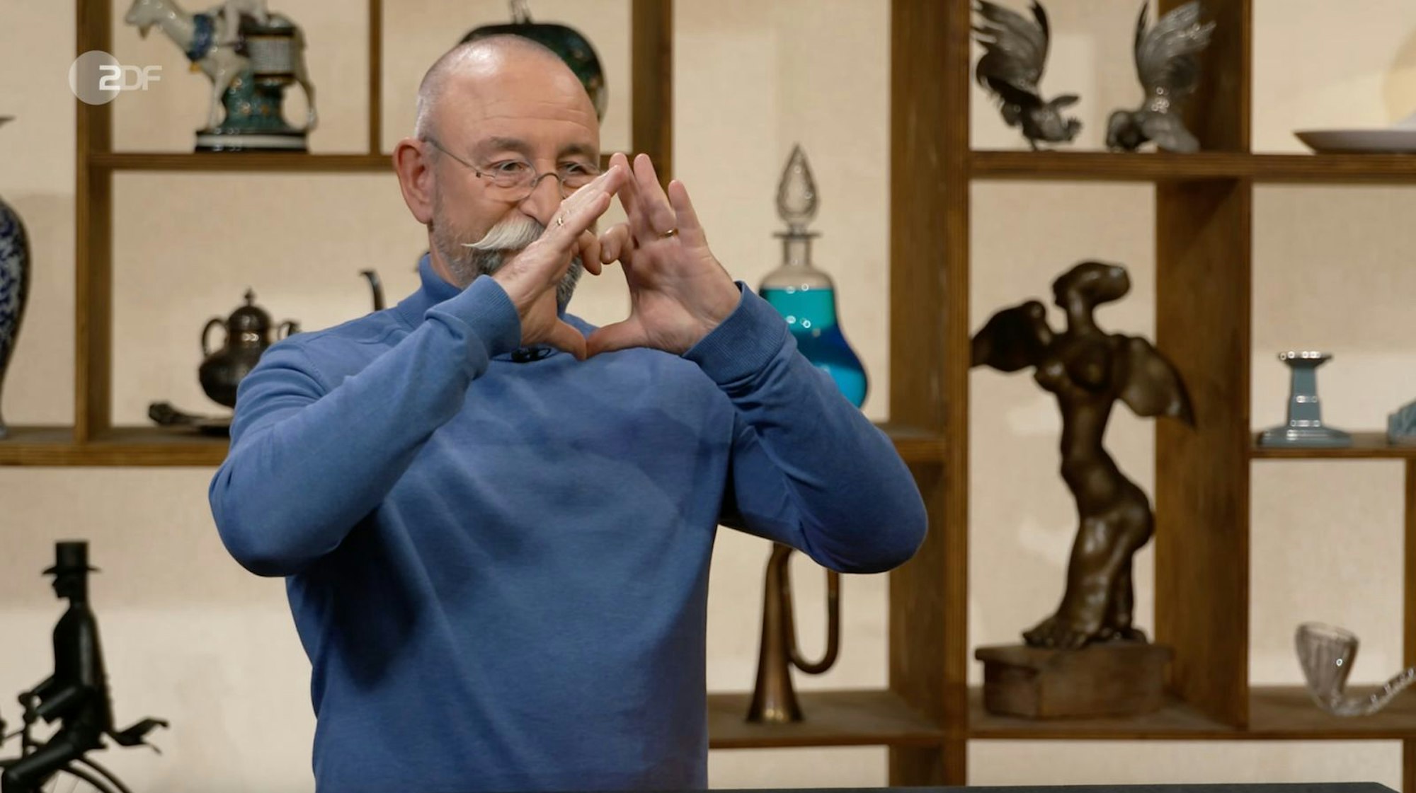 Während das Paar in Richtung Händlerraum aufbrach, zeigte sich auch Expertin Horz gerührt und schwärmte: „Was für ein tolles Paar.“ Lichter formte nur seine Hände zum Herz, denn dieser Moment brauchte für ihn keine weiteren Worte. (Bild: ZDF)