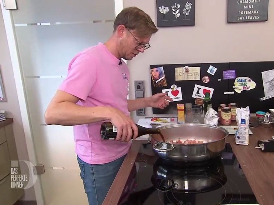 Bis die Kalbsbäckchen endlich im Topf gelandet sind, hat Mark viel Zeit und Nerven investiert.
(Bild: RTL)