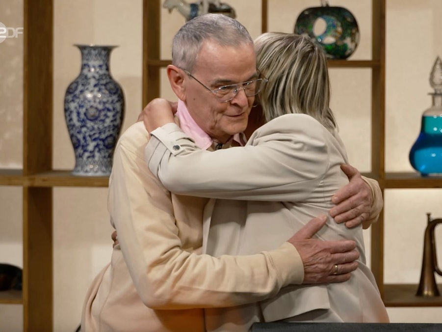 In der Mittwochsausgabe der ZDF-Trödelshow „Bares für Rares“ zeigte sich Horst Lichter ganz angetan von einem „tollen Paar“. Die Expertise rührte den Verkäufer so sehr, dass ihm am Ende sogar Freudentränen kamen - mit so viel Anerkennung hätten sie „nie gerechnet“. (Bild: ZDF)