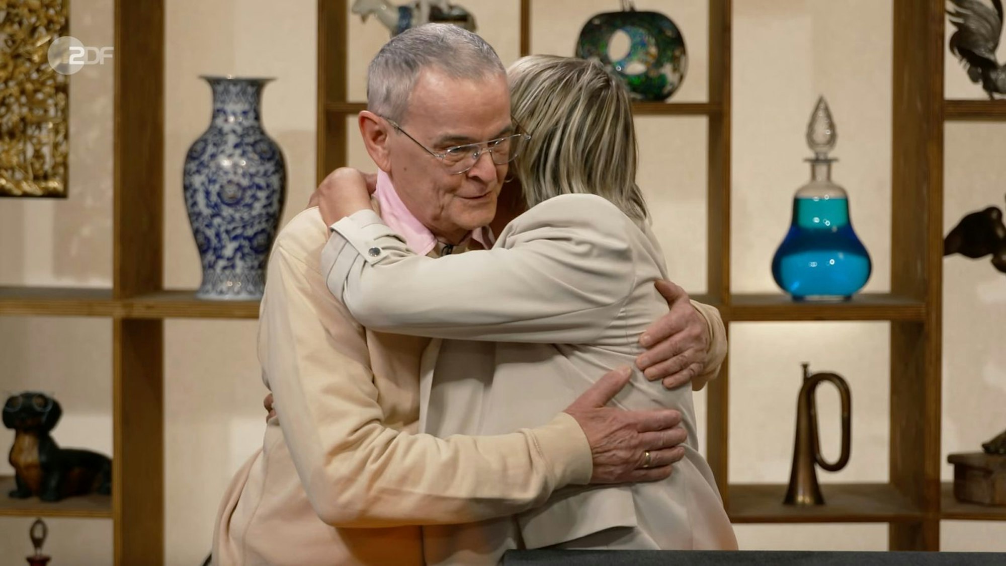 In der Mittwochsausgabe der ZDF-Trödelshow „Bares für Rares“ zeigte sich Horst Lichter ganz angetan von einem „tollen Paar“. Die Expertise rührte den Verkäufer so sehr, dass ihm am Ende sogar Freudentränen kamen - mit so viel Anerkennung hätten sie „nie gerechnet“. (Bild: ZDF)