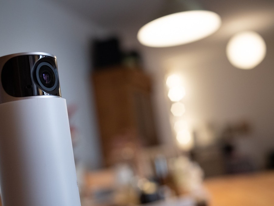 Eine Überwachungskamera in einem Wohnzimmer