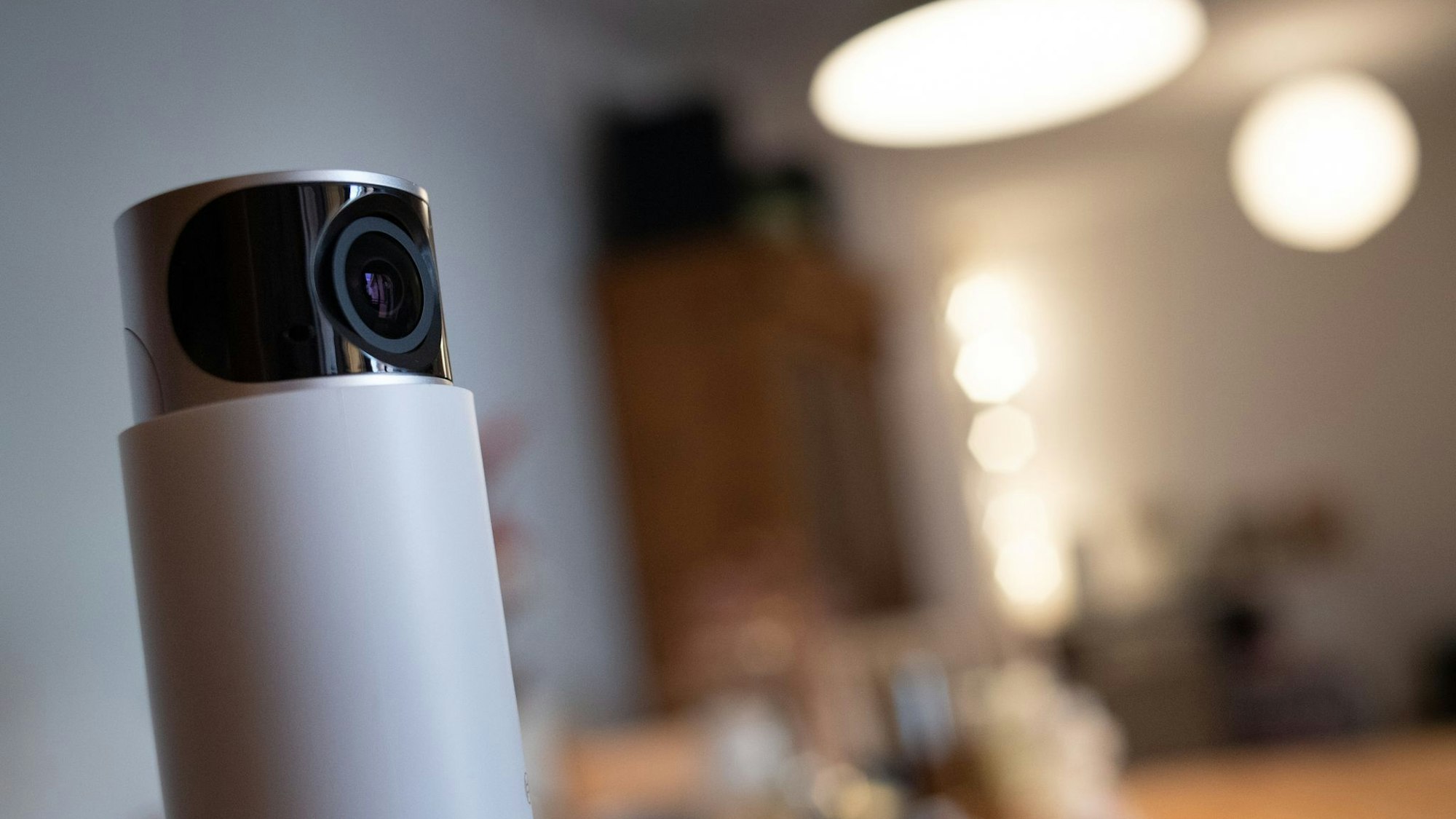 Eine Überwachungskamera in einem Wohnzimmer