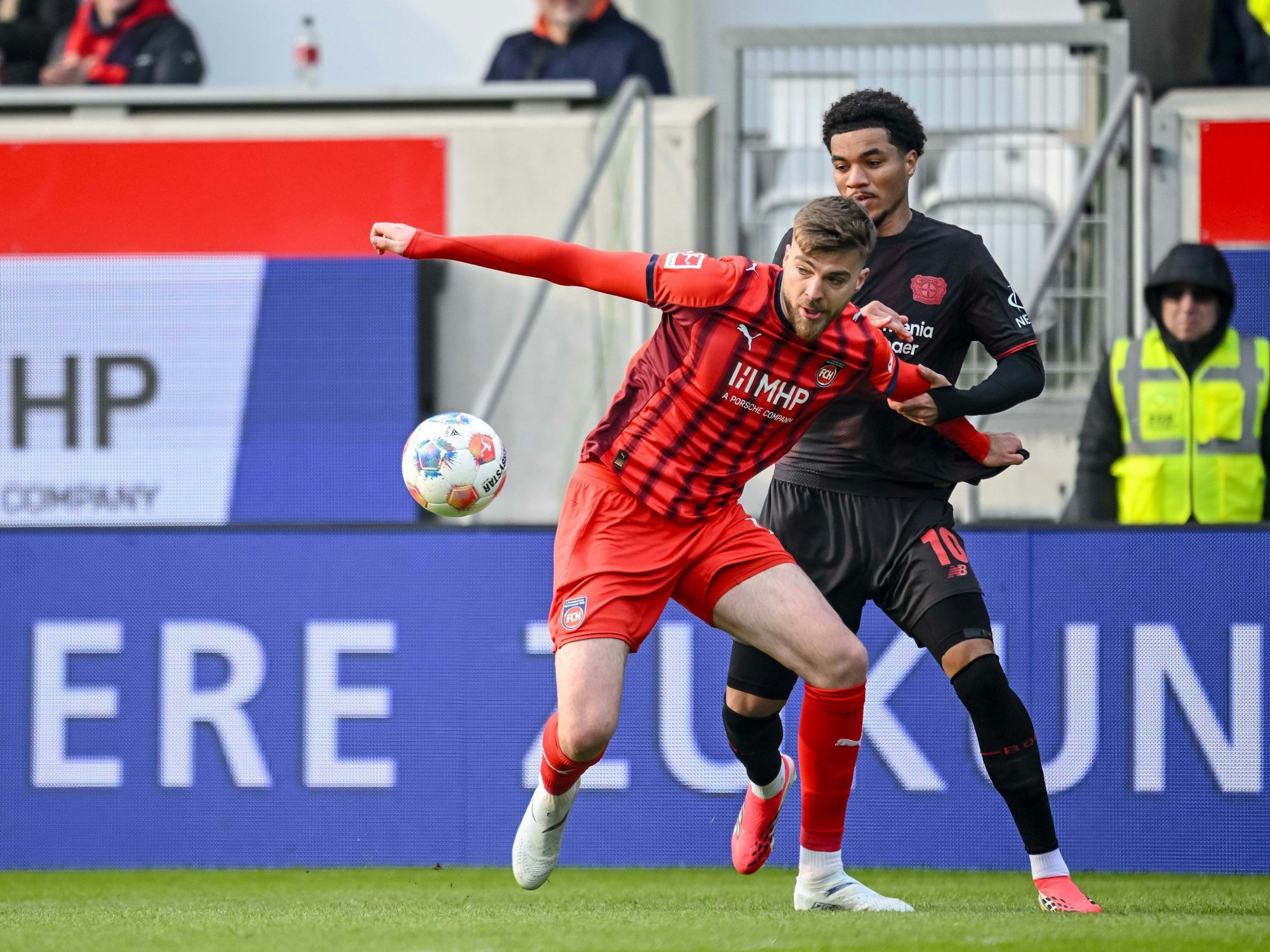 Malik Tillman im Spiel von Bayer Leverkusen in Heidenheim.