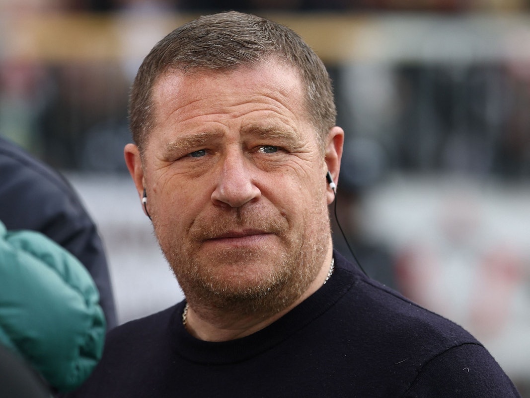 Sportboss Max Eberl trägt vor dem Spiel bei einem Interview Kopfhörer im Ohr.