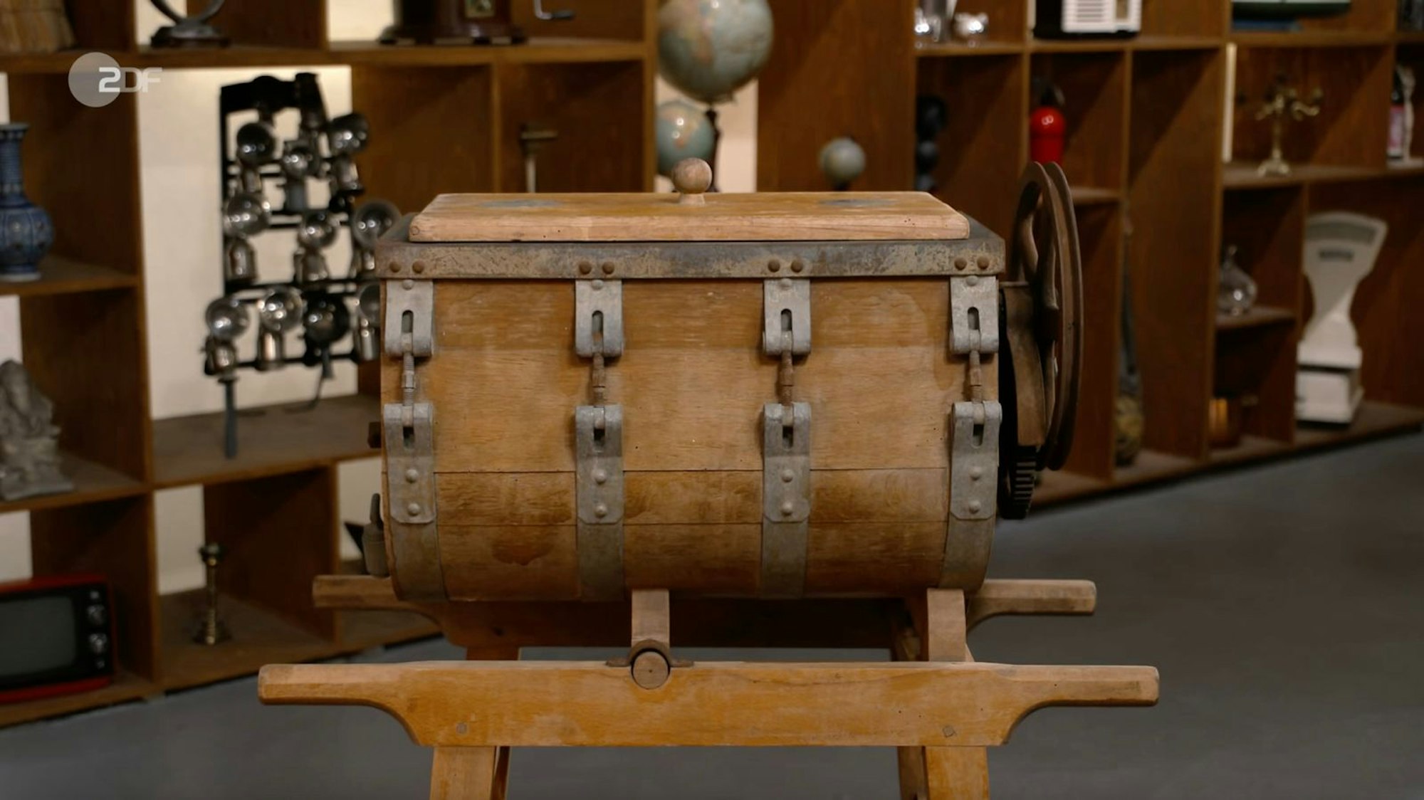 Als weiteres Objekt der Sendung wurde eine auf dem Flohmarkt gekaufte Buttermaschine von Detlev Kümmel auf 1910 bis 1920 datiert. Für das frühe Miele-Gerät wünschte sich der Verkäufer 30 Euro, geschätzt wurden 50 bis 100 Euro und Händler Markus Wildhagen zahlte schließlich 120 Euro. (Bild: ZDF)