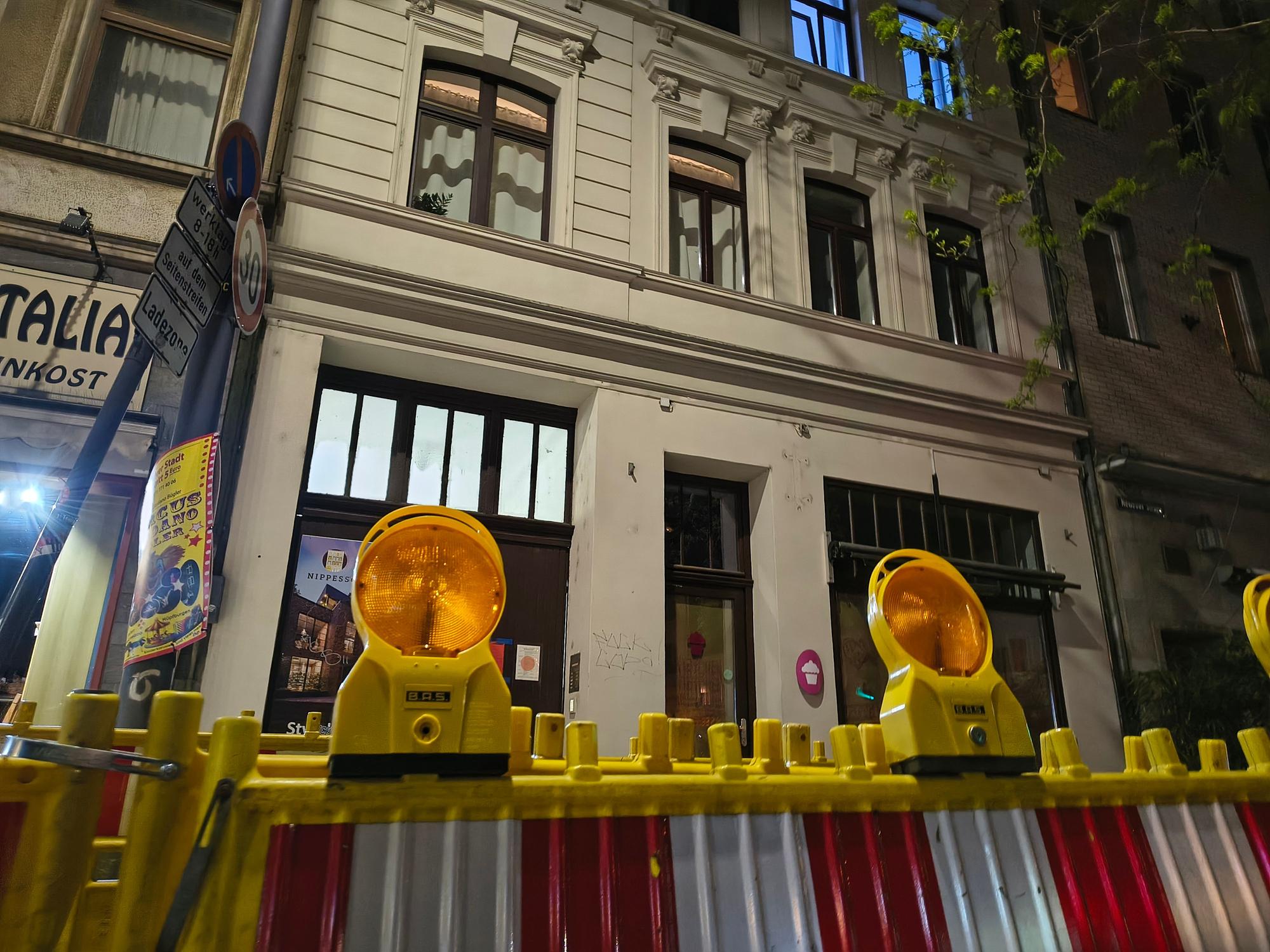 Im Hinterhof befindet sich die stillgelegte Baustelle.