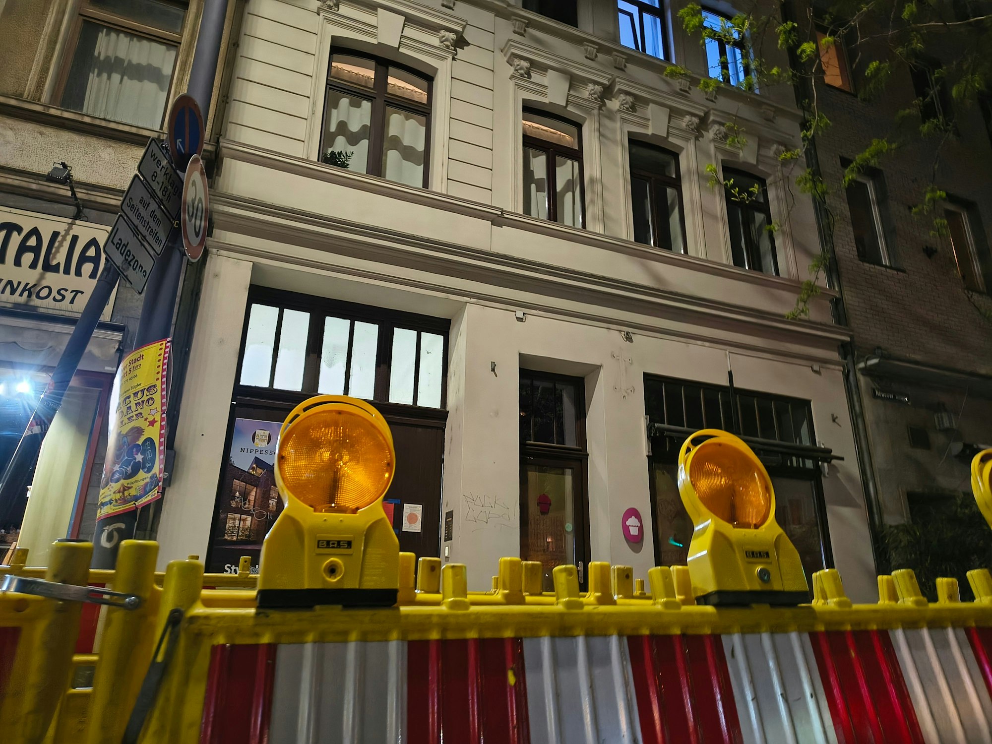 Im Hinterhof befindet sich die stillgelegte Baustelle.