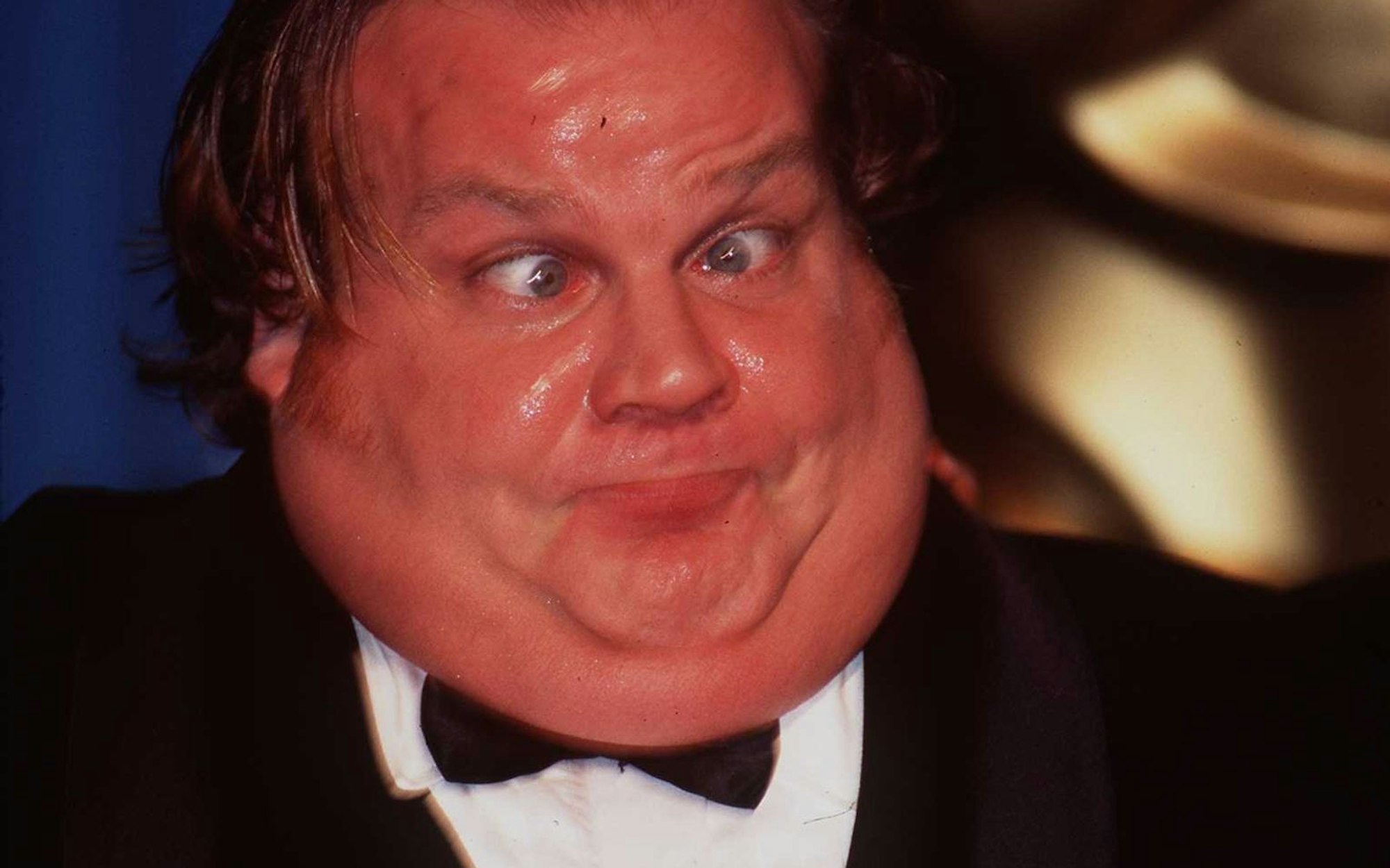 Nachdem Nicolas Cage die Sprechrolle zunächst abgelehnt hatte, wurde Schauspieler und Comedian Chris Farley (Bild) für den Job engagiert. Als Farley fast sämtliche Texte eingesprochen hatte, starb er allerdings nur 33-jährig an einer Überdosis. (Bild: Stewart Cook / Online USA / Getty Images)