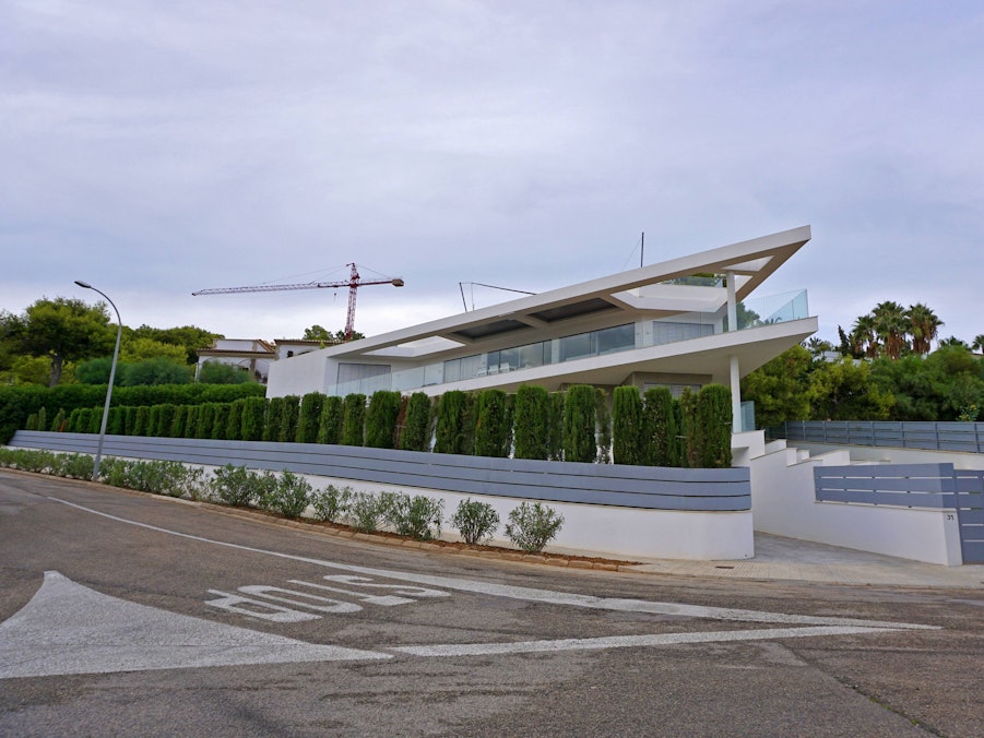 Luxusvilla auf Mallorca mit Straße und Baukran