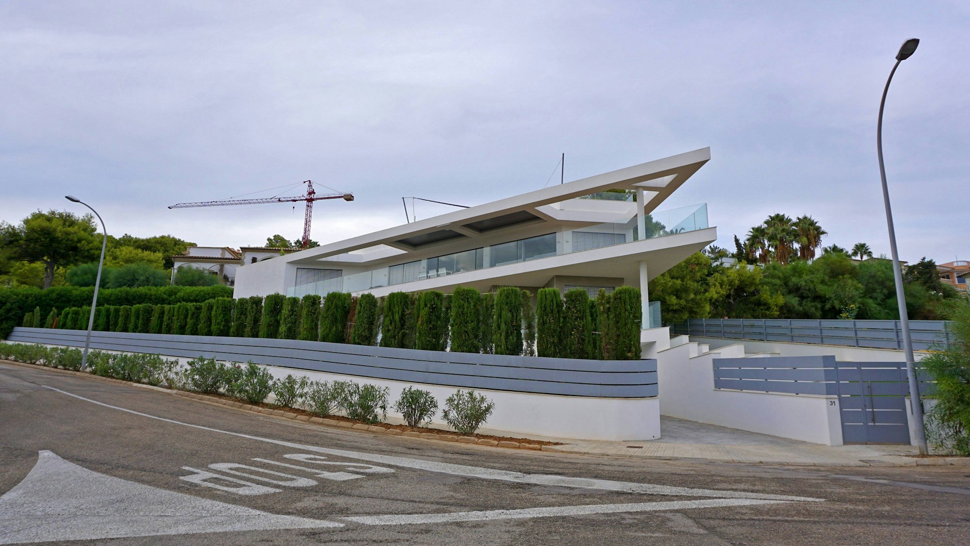 Luxusvilla auf Mallorca mit Straße und Baukran