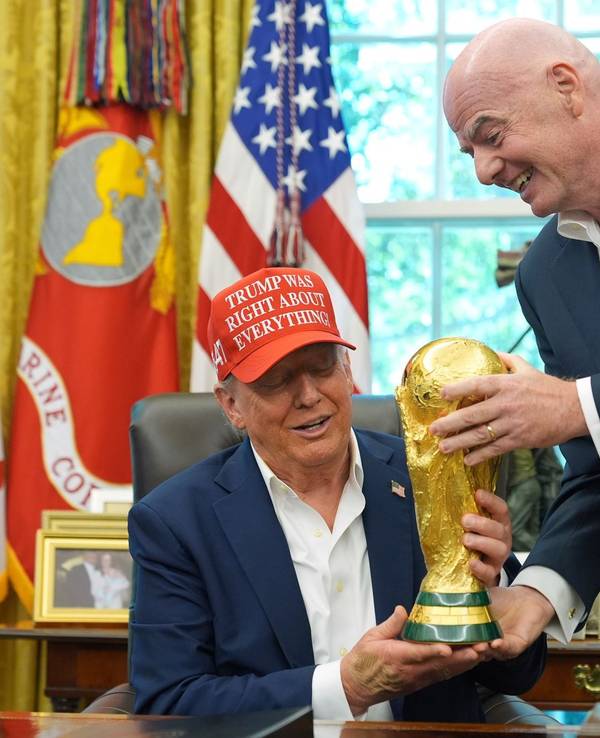 Donald Trump und Gianni Infantino mit guter Laune im Weißen Haus.