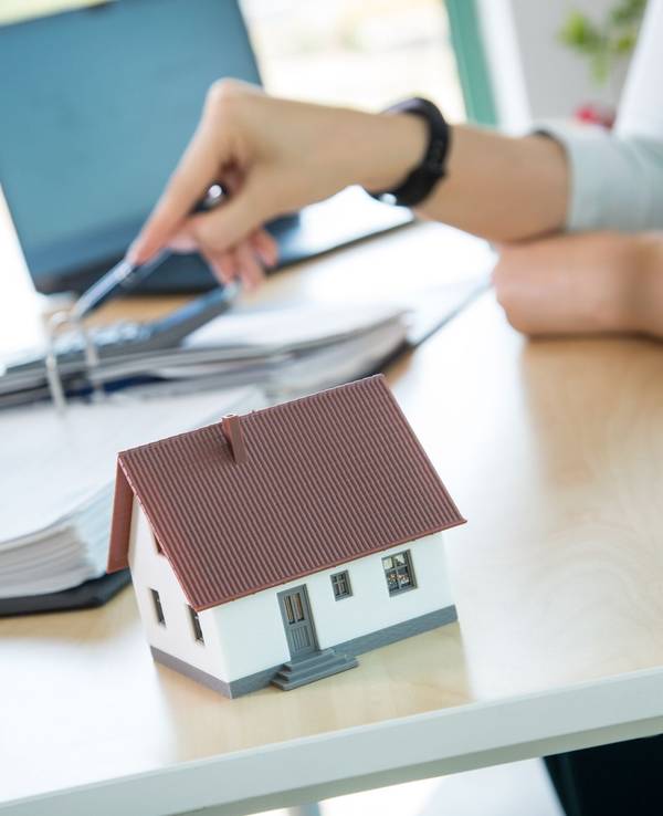 Beratungsgespräch um Hausbau