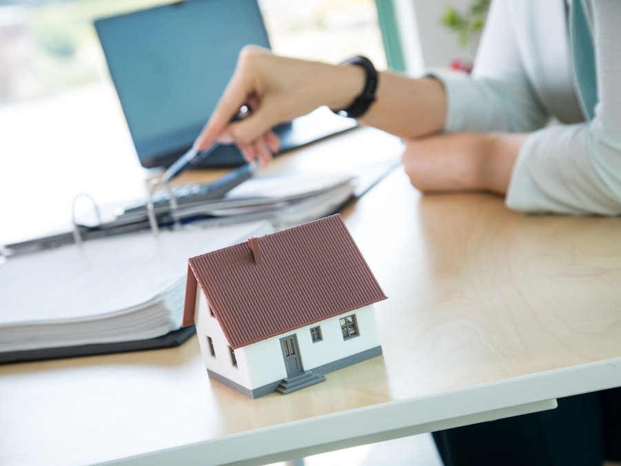 Beratungsgespräch um Hausbau