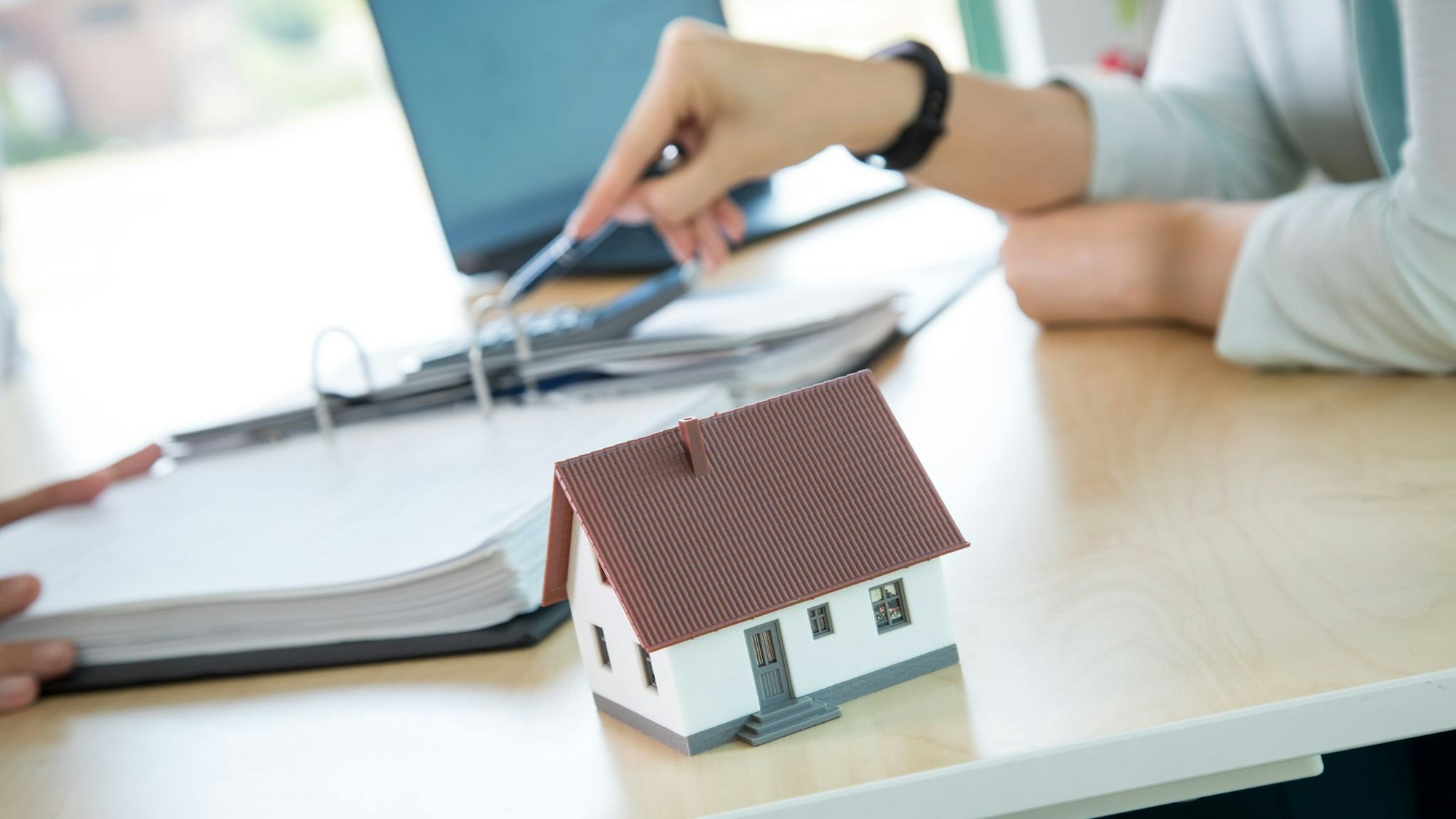 Beratungsgespräch um Hausbau