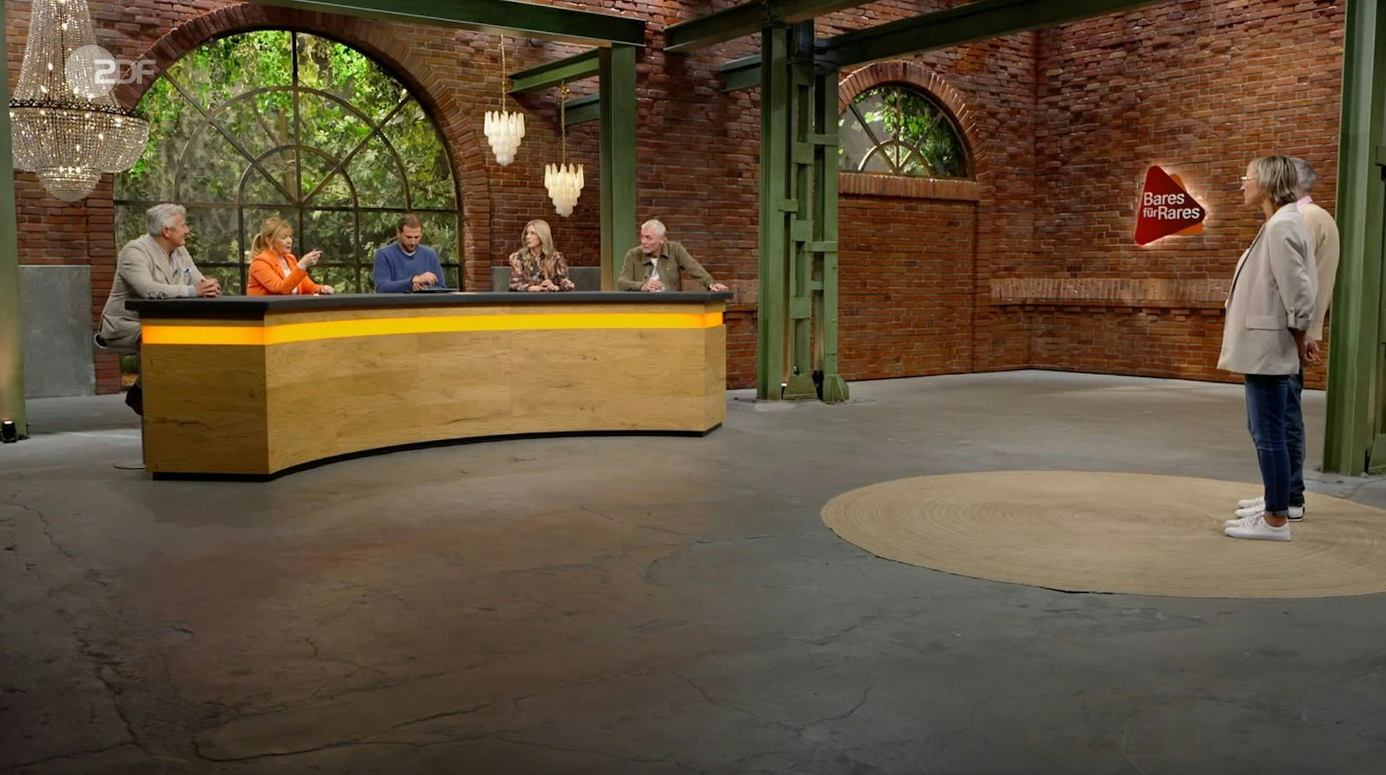 Die Marke Chopard war im Raum natürlich bekannt und wurde gelobt. Aber diese Art von Uhren aus den 1960ern waren häufig am Markt zu finden, erklärte Schmitz-Avila. Elke Velten und Liza Kielon boten dennoch bis 4.000 Euro mit - der Goldwert war also erreicht. Schmitz-Avila erhöhte noch auf 4.050 Euro. (Bild: ZDF)