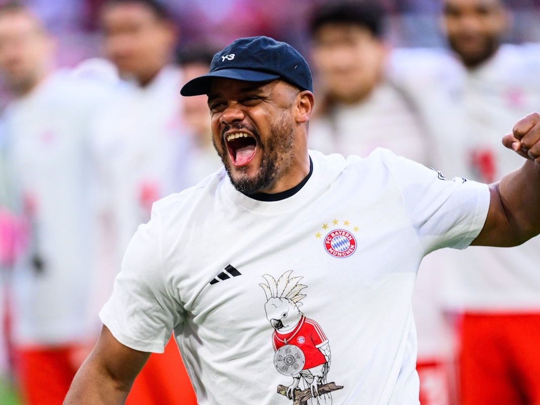 Trainer Vincent Kompany (Bayern München) jubelt nach dem Spiel über den Gewinn der Deutschen Meisterschaft.