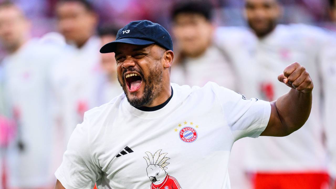 Trainer Vincent Kompany (Bayern München) jubelt nach dem Spiel über den Gewinn der Deutschen Meisterschaft.
