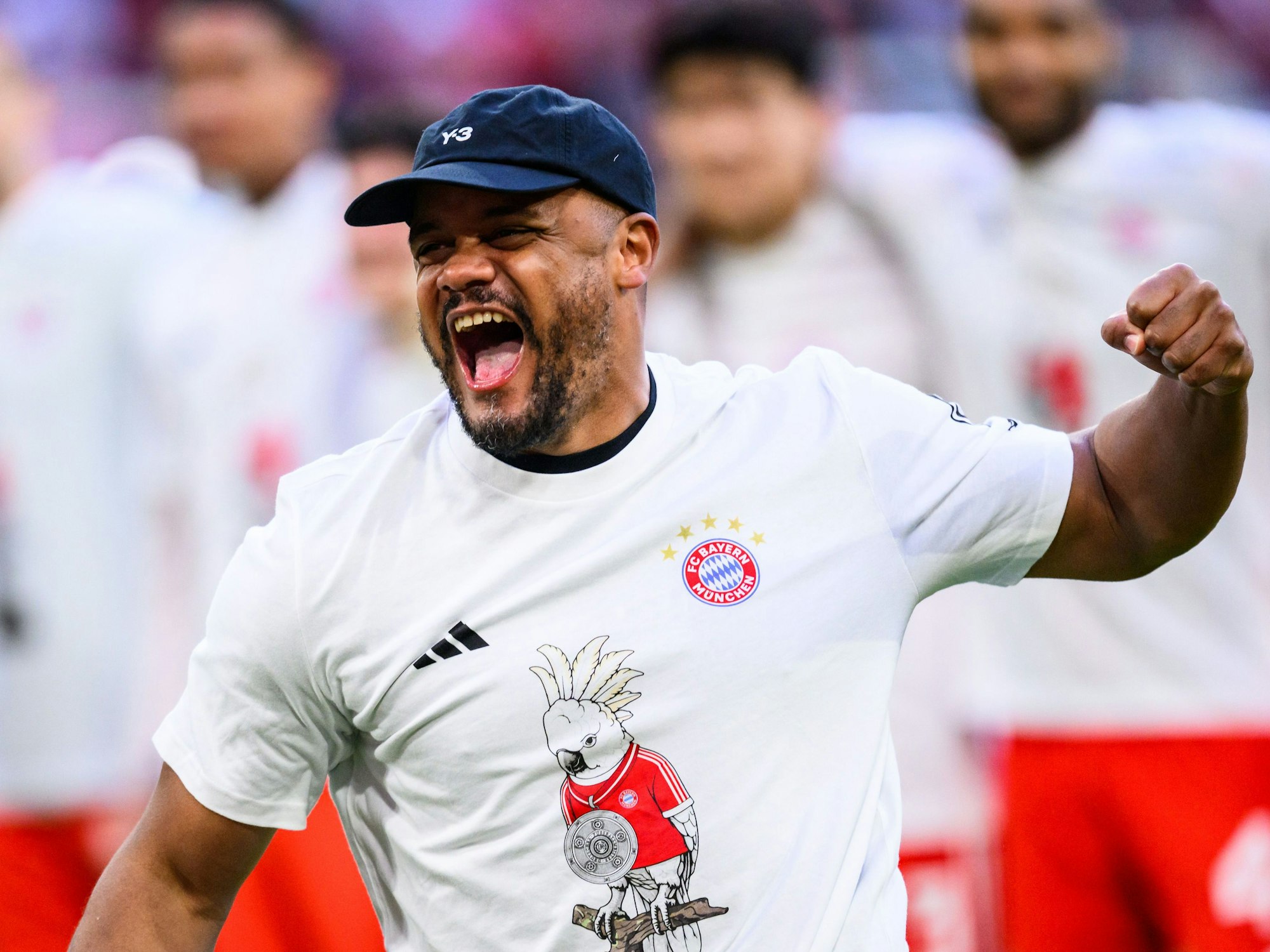 Trainer Vincent Kompany (Bayern München) jubelt nach dem Spiel über den Gewinn der Deutschen Meisterschaft.
