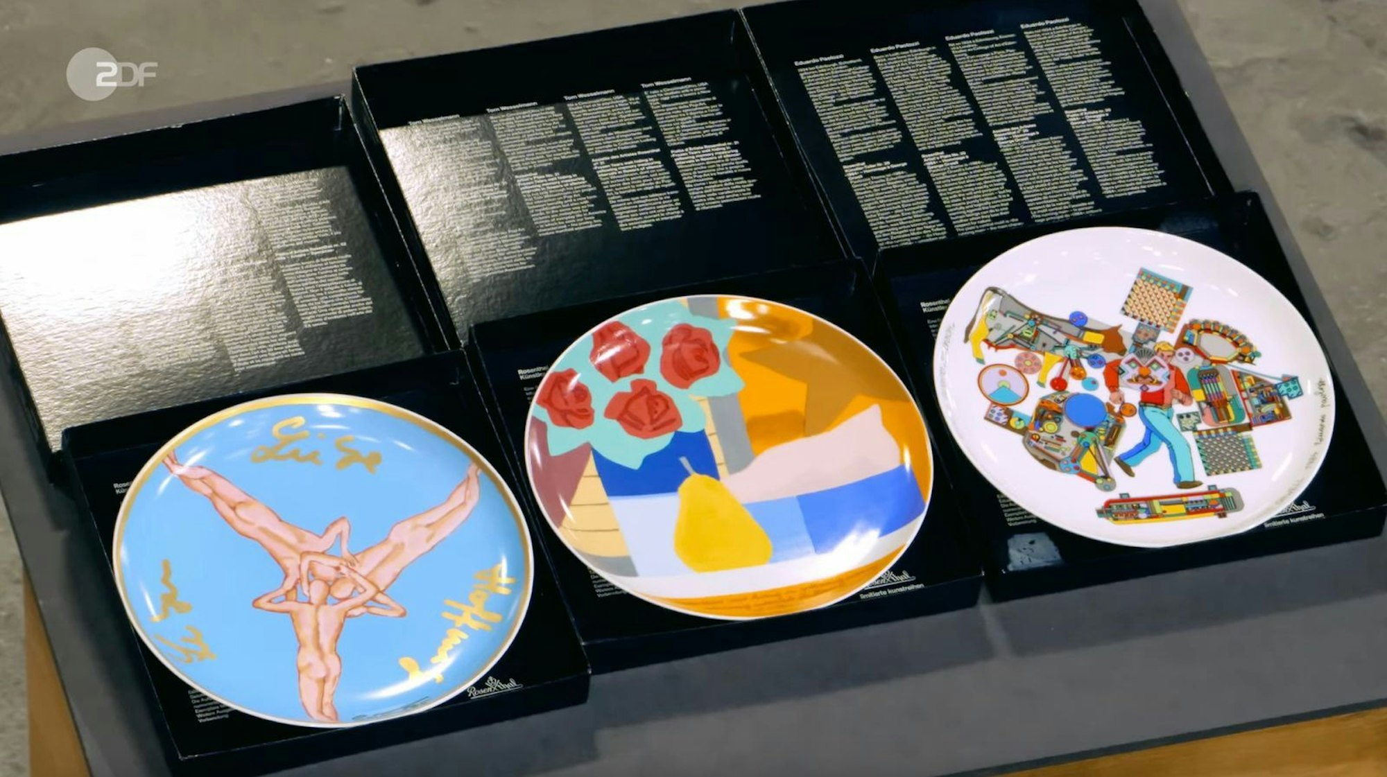 Drei Rosenthal-Künstler-Teller von Eduardo Paolozzi, Tom Wesselmann und Salomé datierte Colmar Schulte-Goltz in die 1980er-Jahre. Der Wunschpreis lag bei 100 Euro, der geschätzte Wert bei 240 bis 300 Euro und Händler Markus Wildhagen kaufte die limitierten Teller (je 3.000 Stück) schließlich für 200 Euro. (Bild: ZDF)