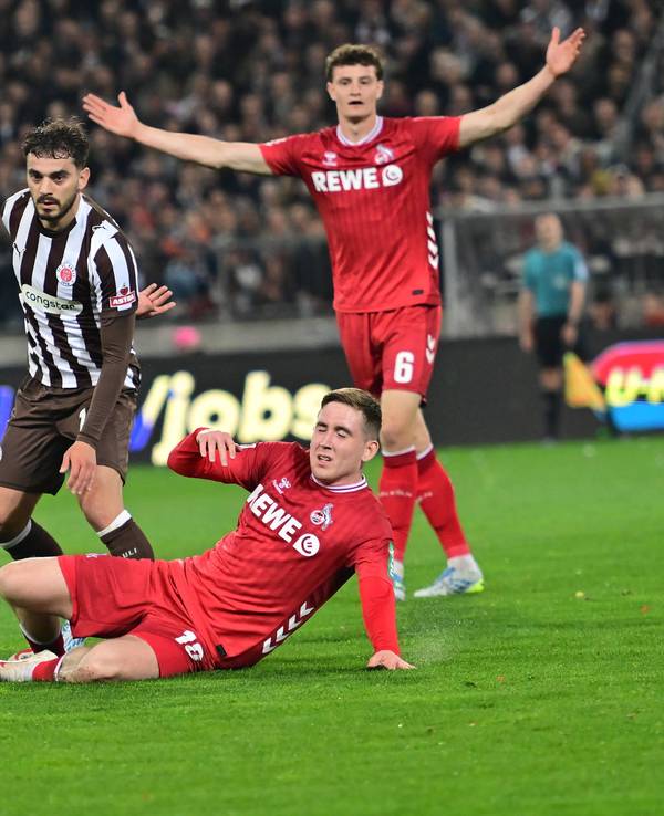 Isak Johannesson kämpft gegen St. Pauli um den Ball.