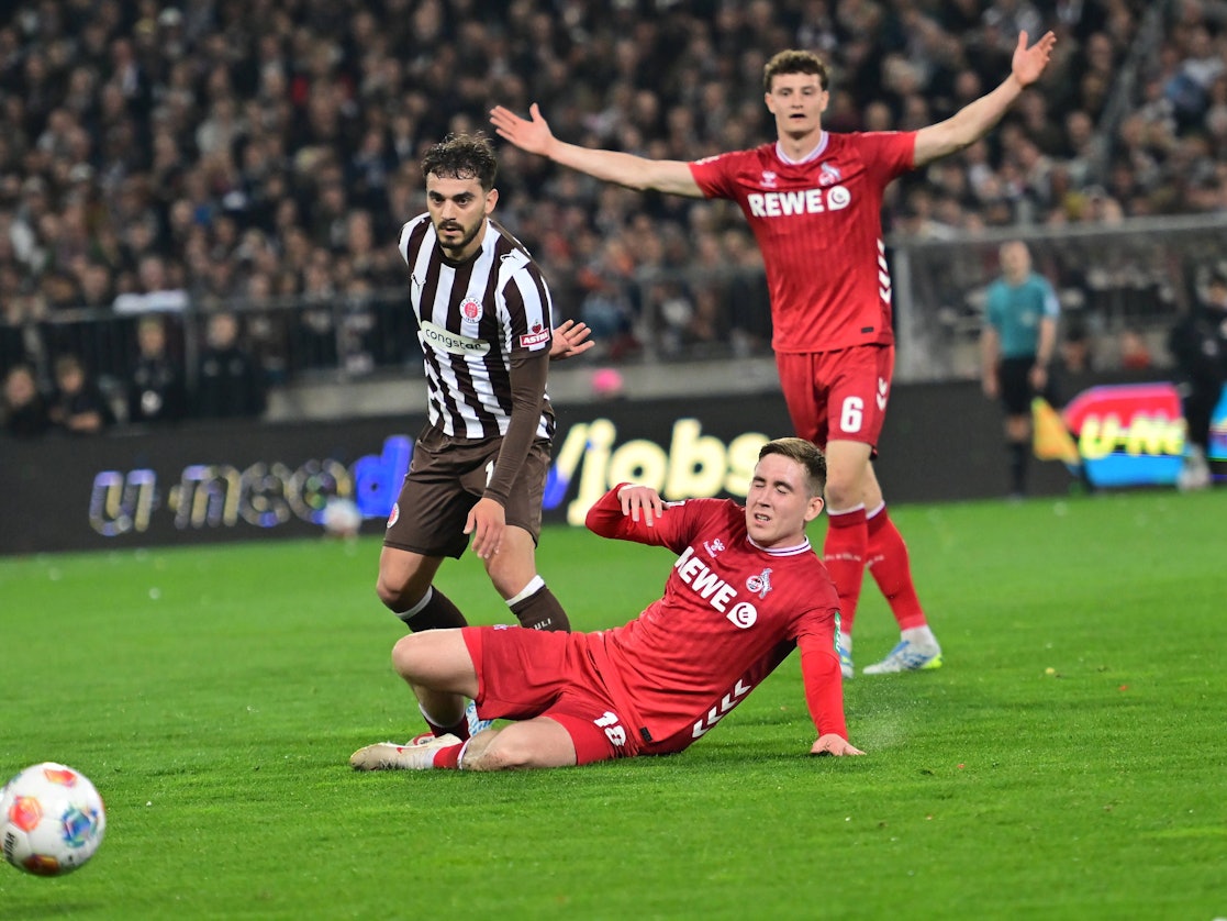 Isak Johannesson kämpft gegen St. Pauli um den Ball.