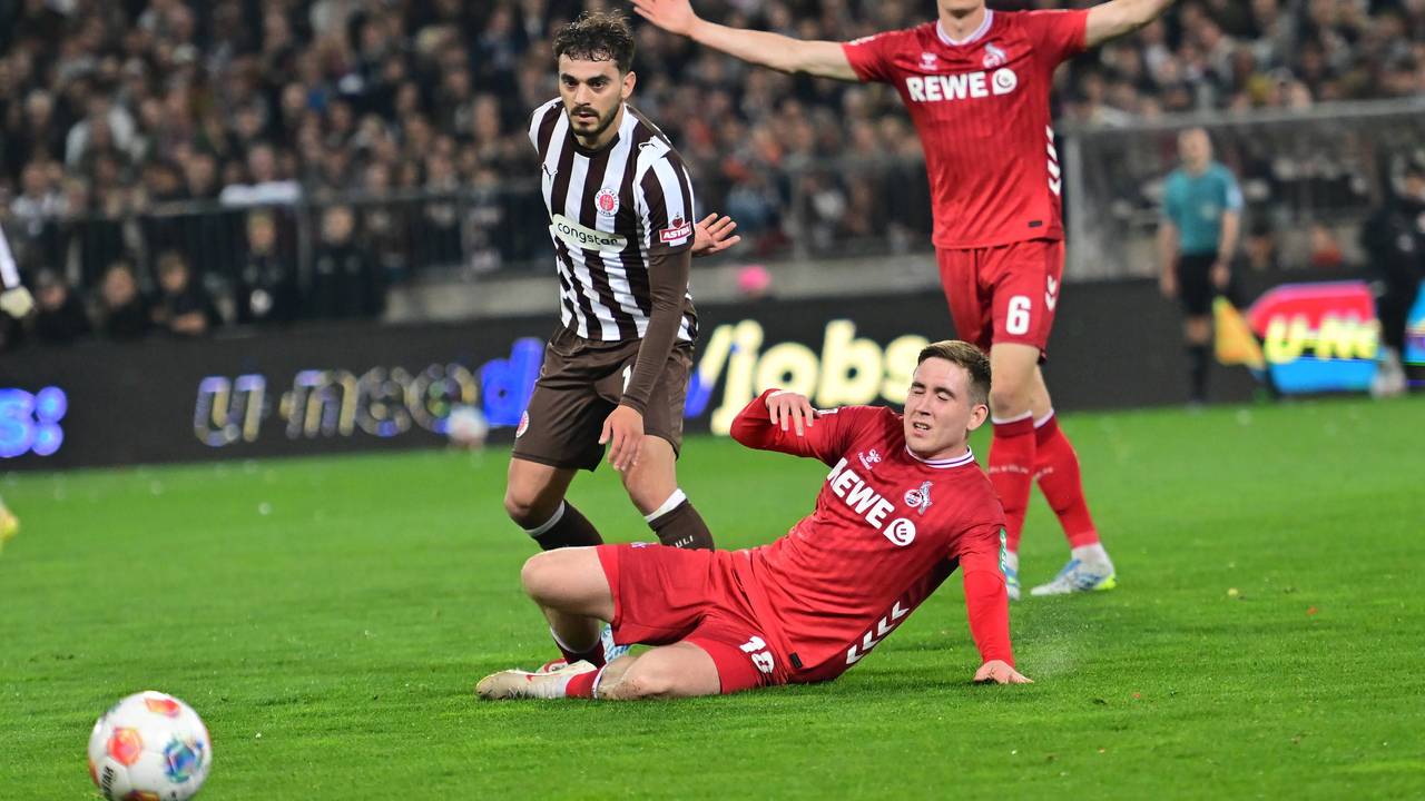 Isak Johannesson kämpft gegen St. Pauli um den Ball.
