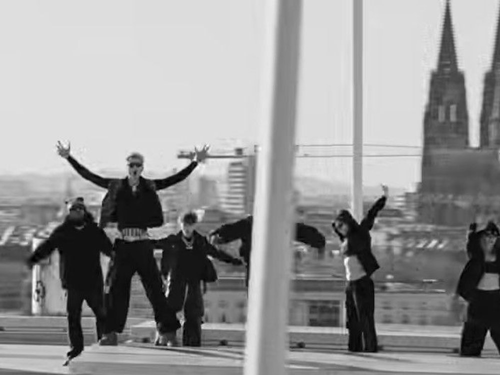 Machine Gun Kelly auf dem Dach der Lanxess-Arena.