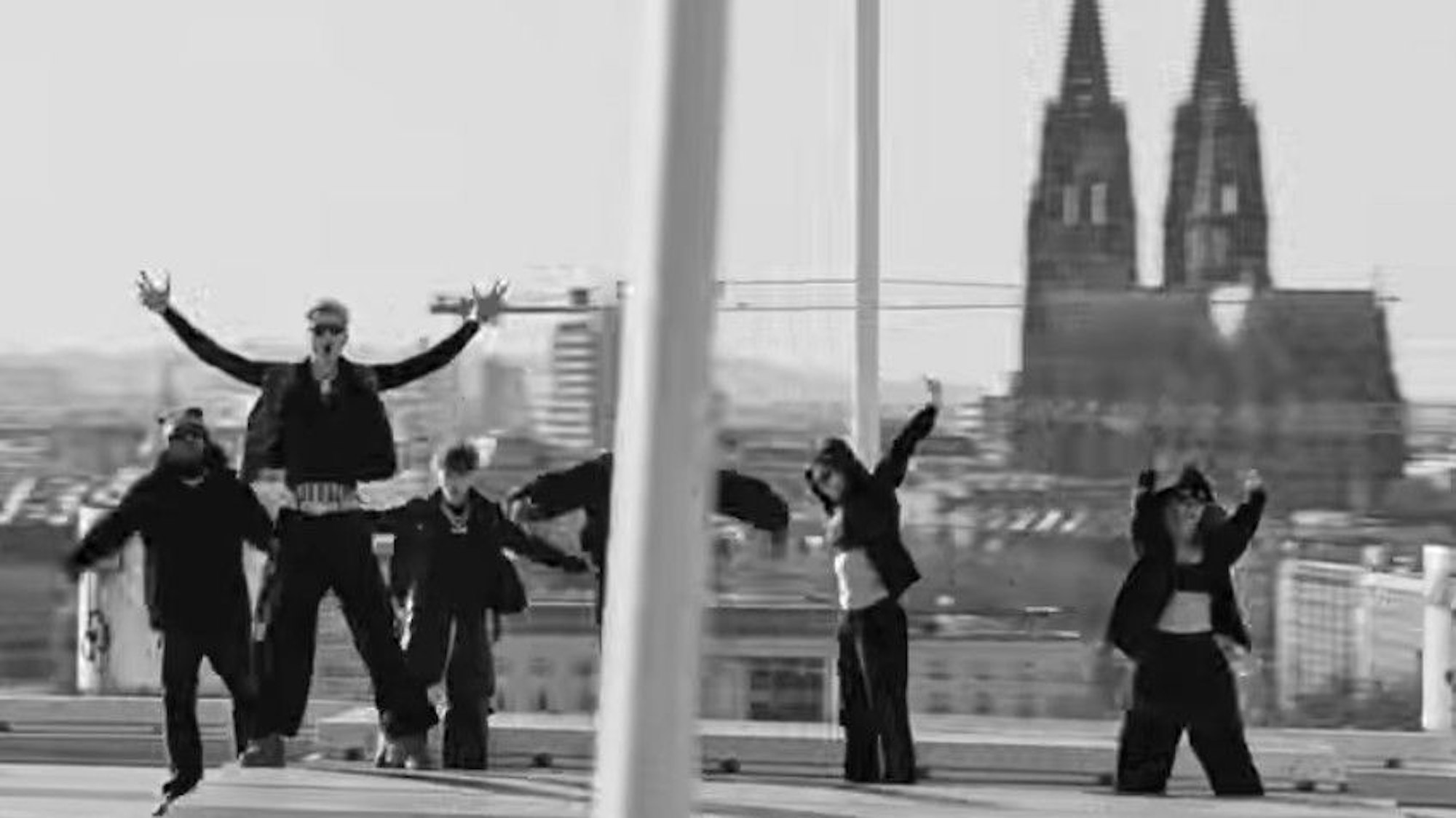 Machine Gun Kelly auf dem Dach der Lanxess-Arena.