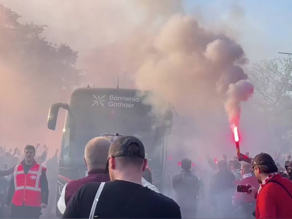 Hunderte Fans waren zum Busempfang auf die Bismarckstraße gekommen.