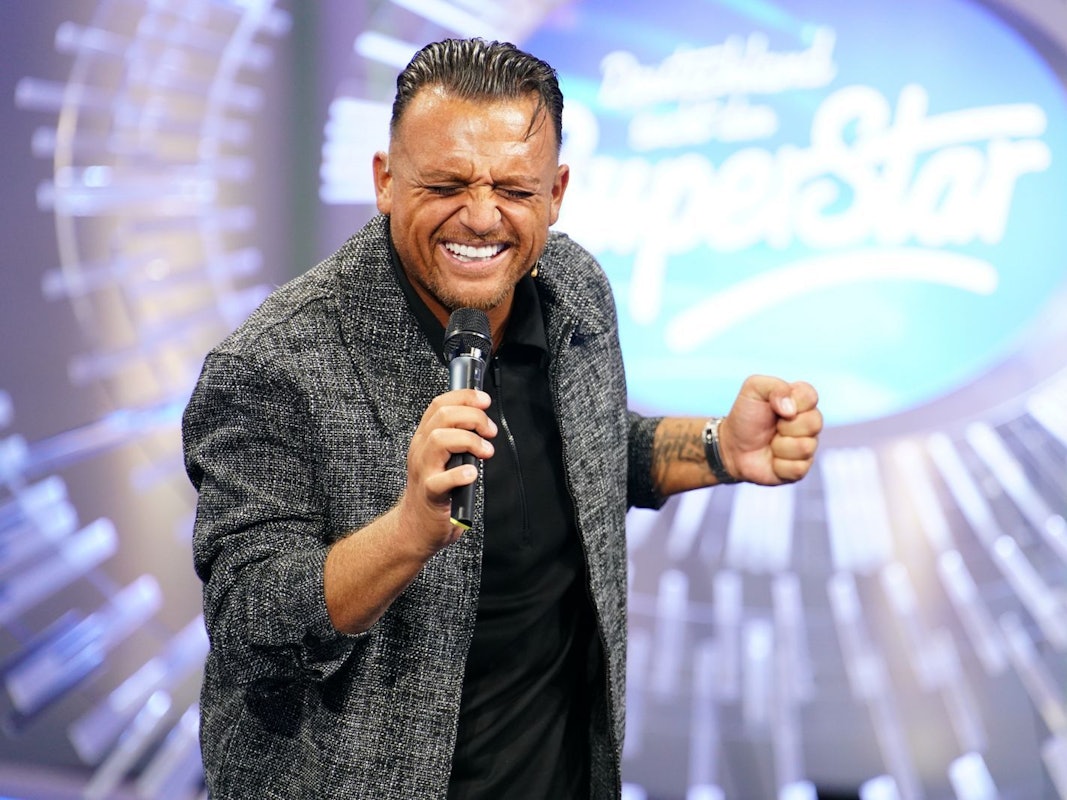 Wenn er singt, ist er eine Urgewalt. Die Frage ist nur: Wird Menowin Fröhlich bei der ersten Live-Show von „Deutschland sucht den Superstar“ überhaupt antreten? (Bild: RTL/Stefan Gregorowius)